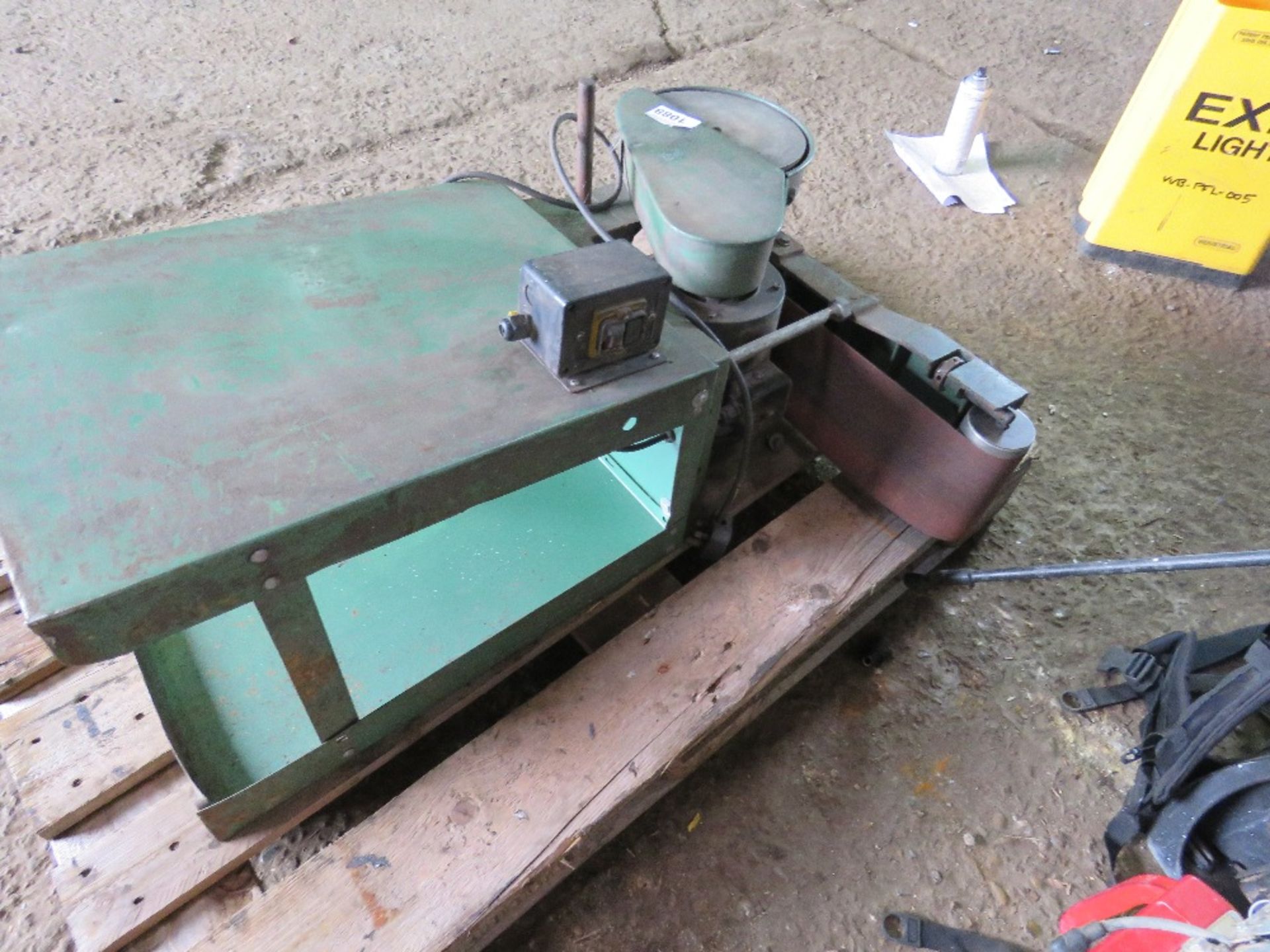 SMALL SIZED LINISHER/SANDER UNIT ON STAND. - Image 2 of 4