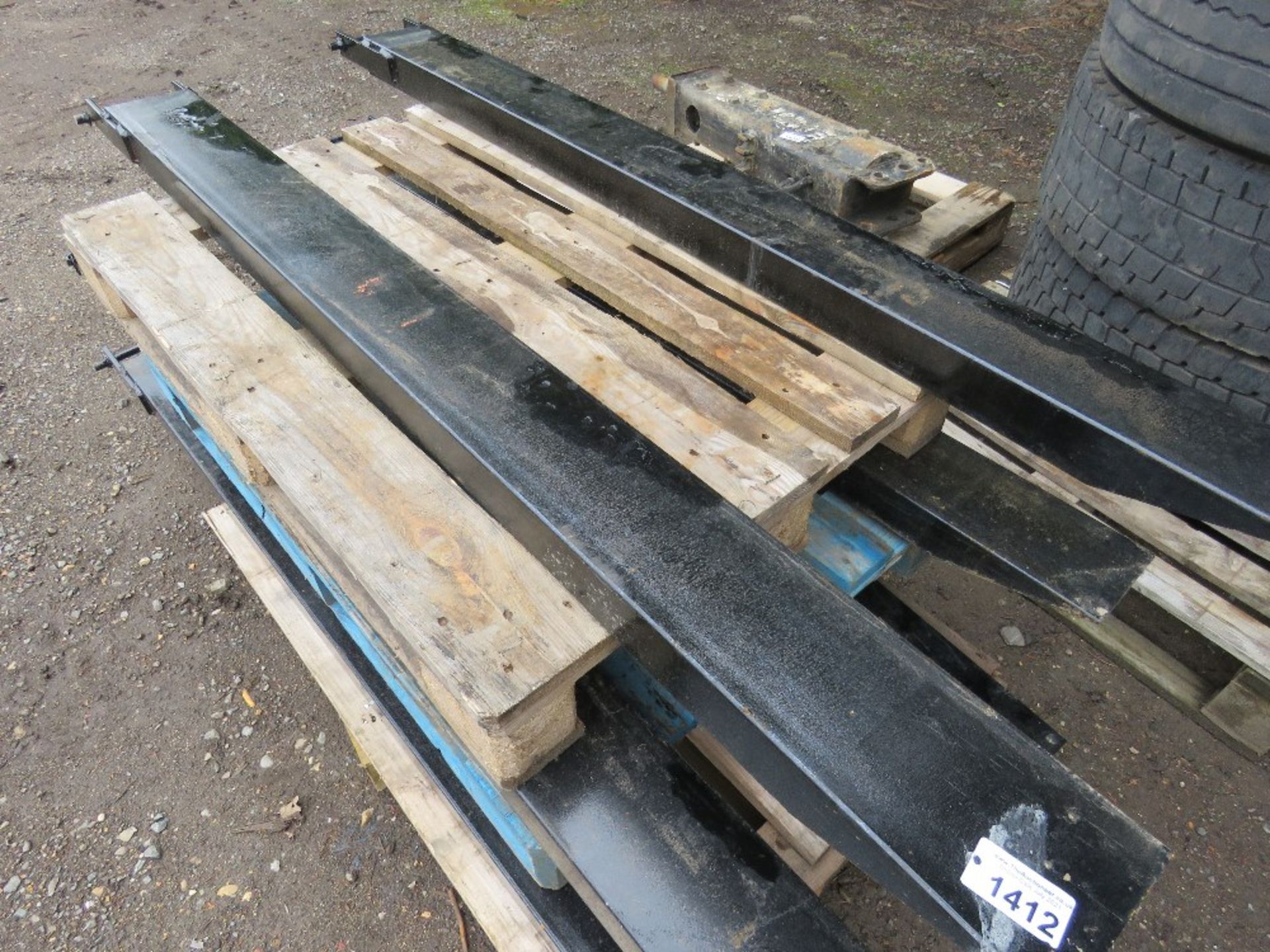 PAIR OF 6FT LENGTH FORKLIFT EXTENSION TINES/SLEEVES, 6" WIDTH, WITH LOCKING PINS.