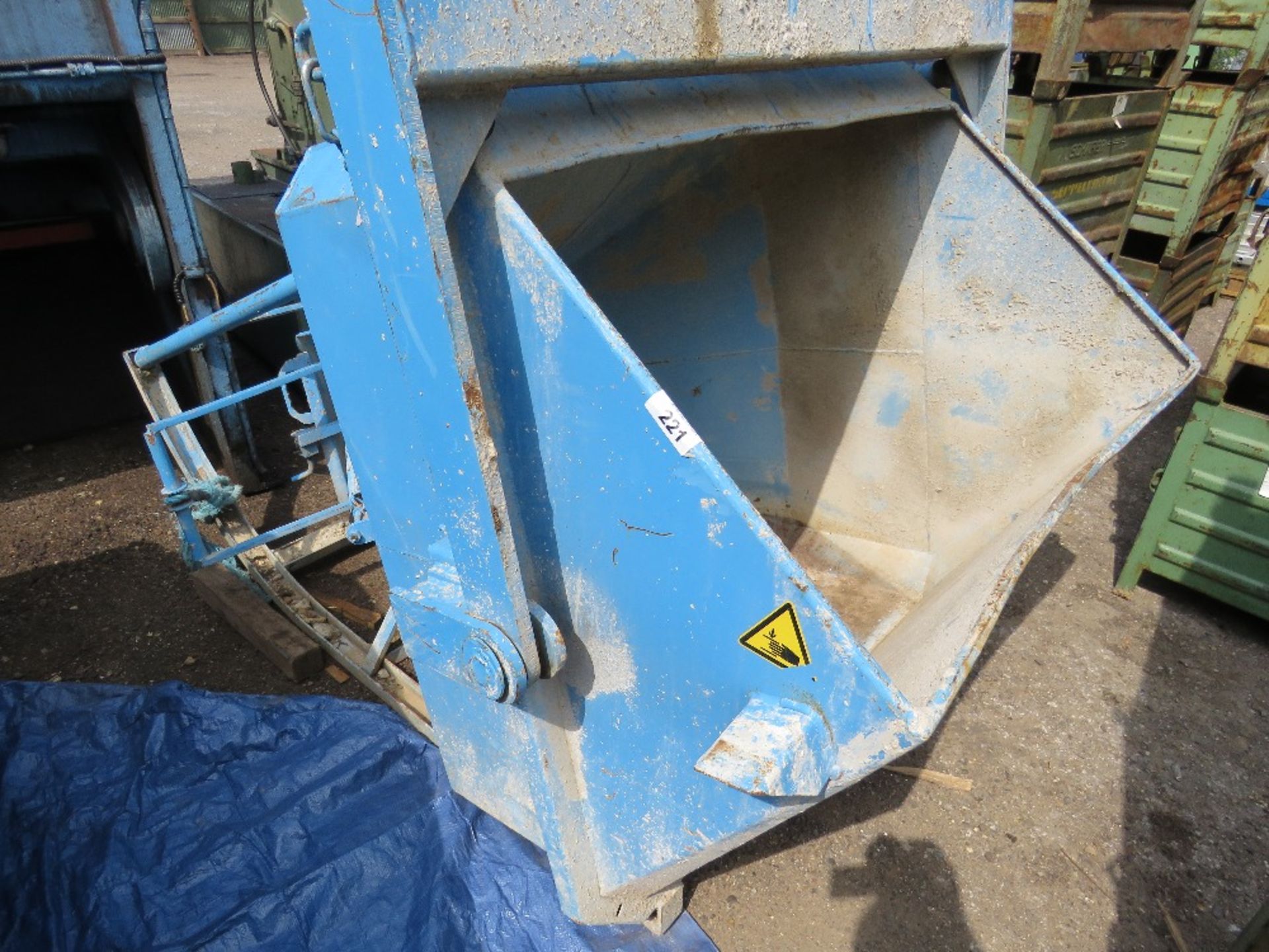 EICHINGER CRANE/EXCAVATOR MOUNTED CONCRETE SKIP WITH CONTROLLED FLOW. 3000KG RATED.