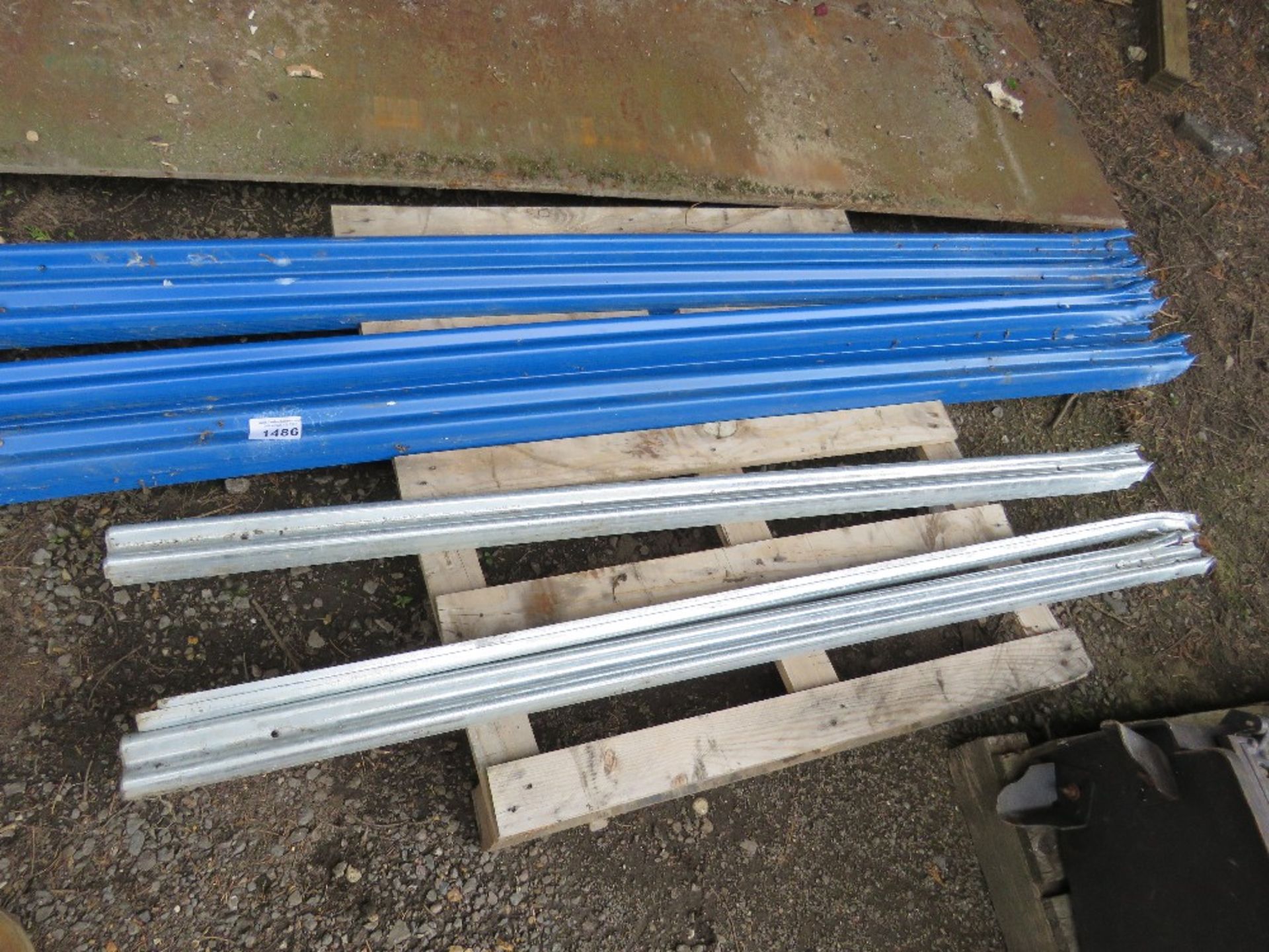 PALLET OF PALISADE FENCE PALINGS, 1.73M AND 2.35M LENGTH APPROX.