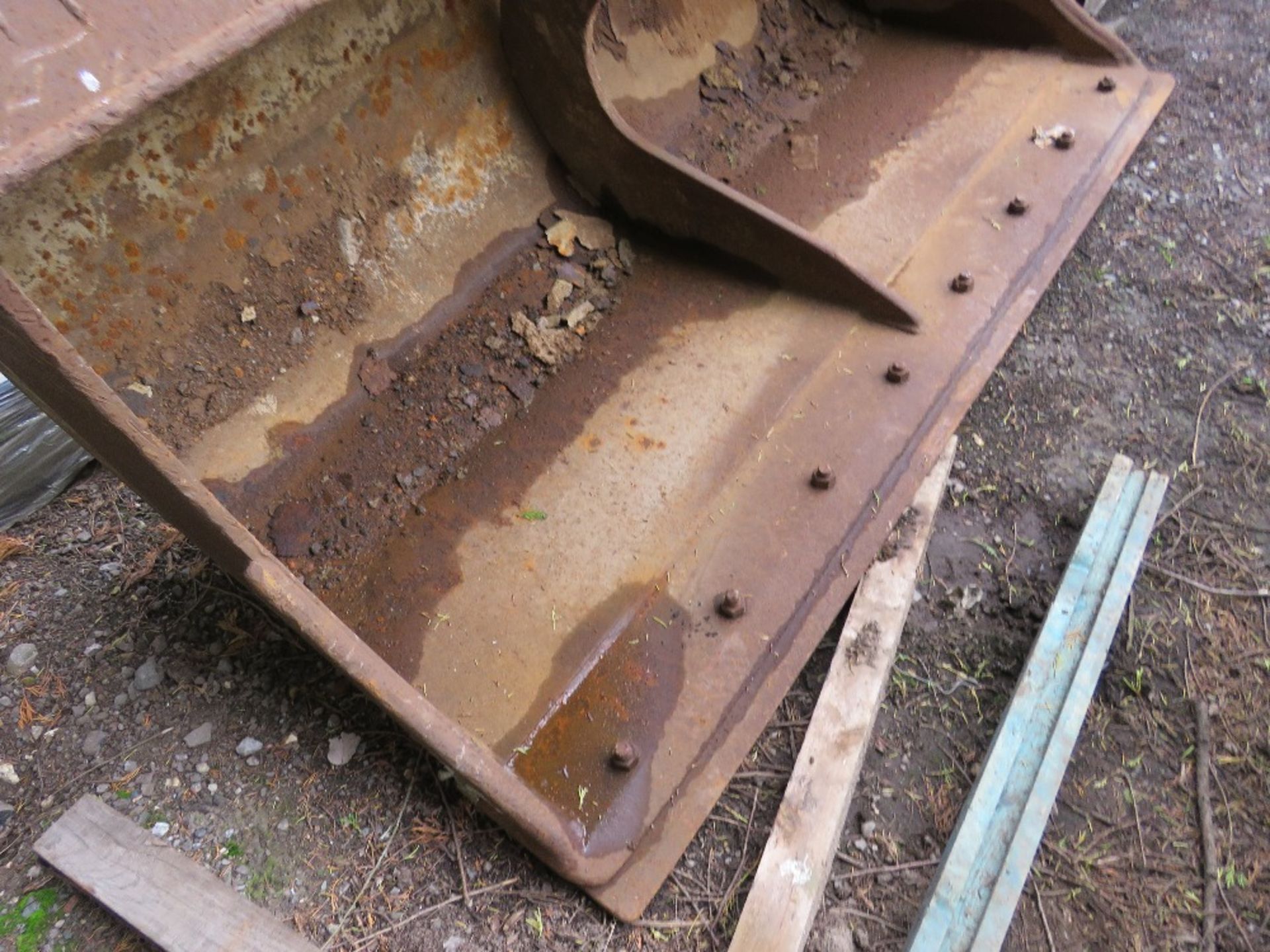 EXCAVATOR GRADING BUCKET, 2.1M WIDTH ON 80MM PINS.SOURCED FROM MAJOR UK ROADS CONTRACTOR. - Image 3 of 3