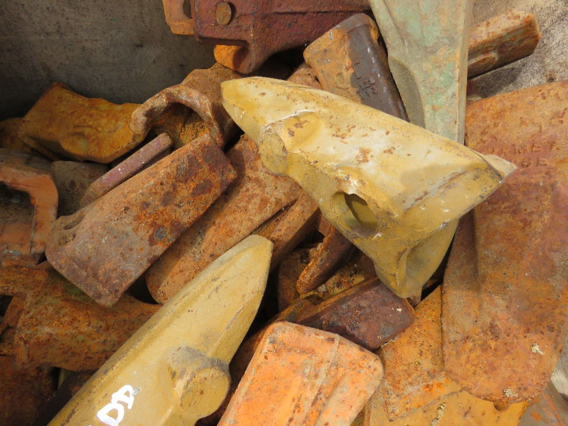 LARGE STILLAGE OF EXCAVATOR BUCKET TEETH, LARGE SIZED. - Image 2 of 2