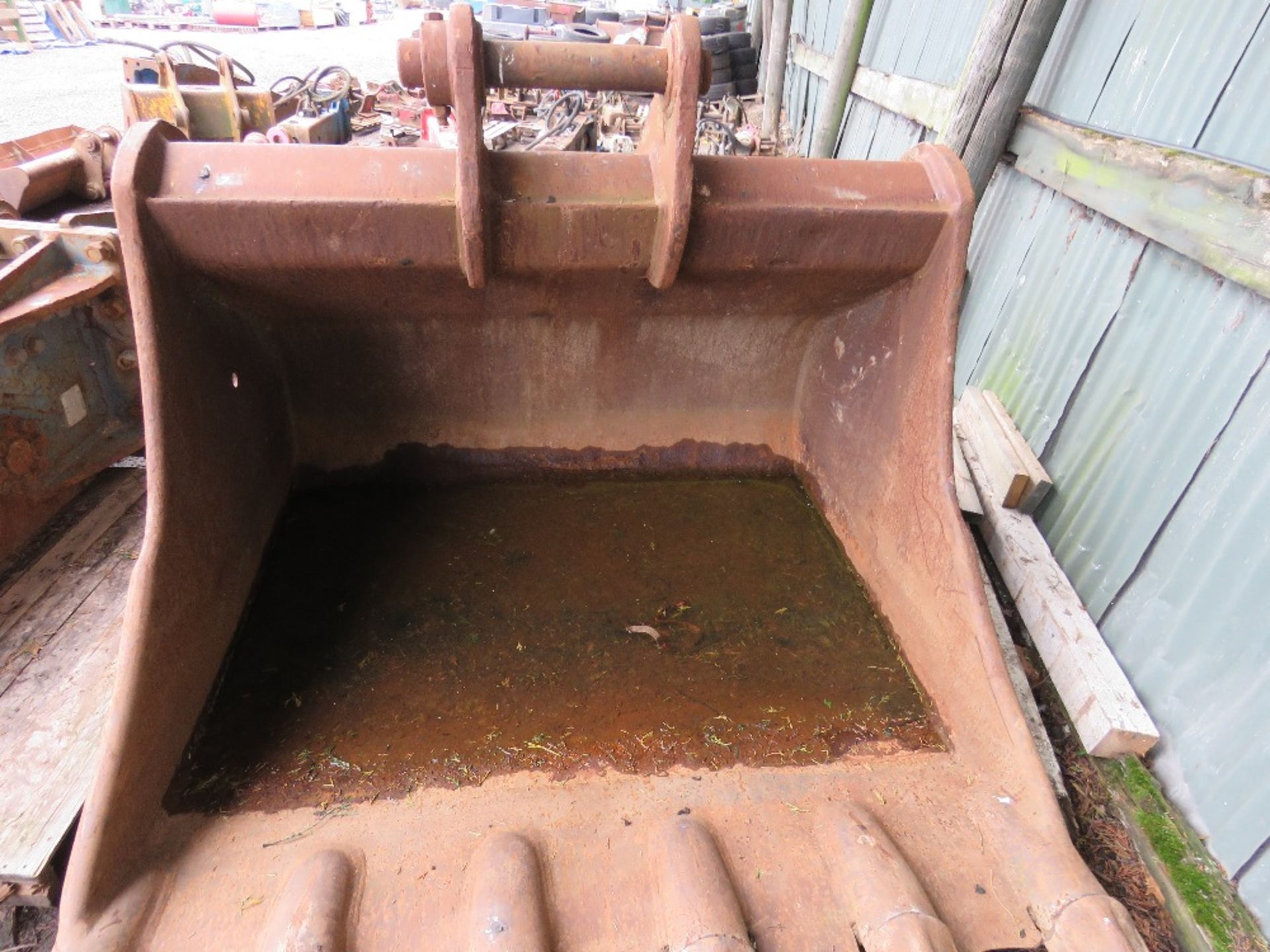 LARGE EXCAVATOR DIGGING BUCKET ON 80MM PINS, 5FT WIDTH APPROX. WAS PREVIOUSLY USED ON HITACHI ZX210. - Image 4 of 4