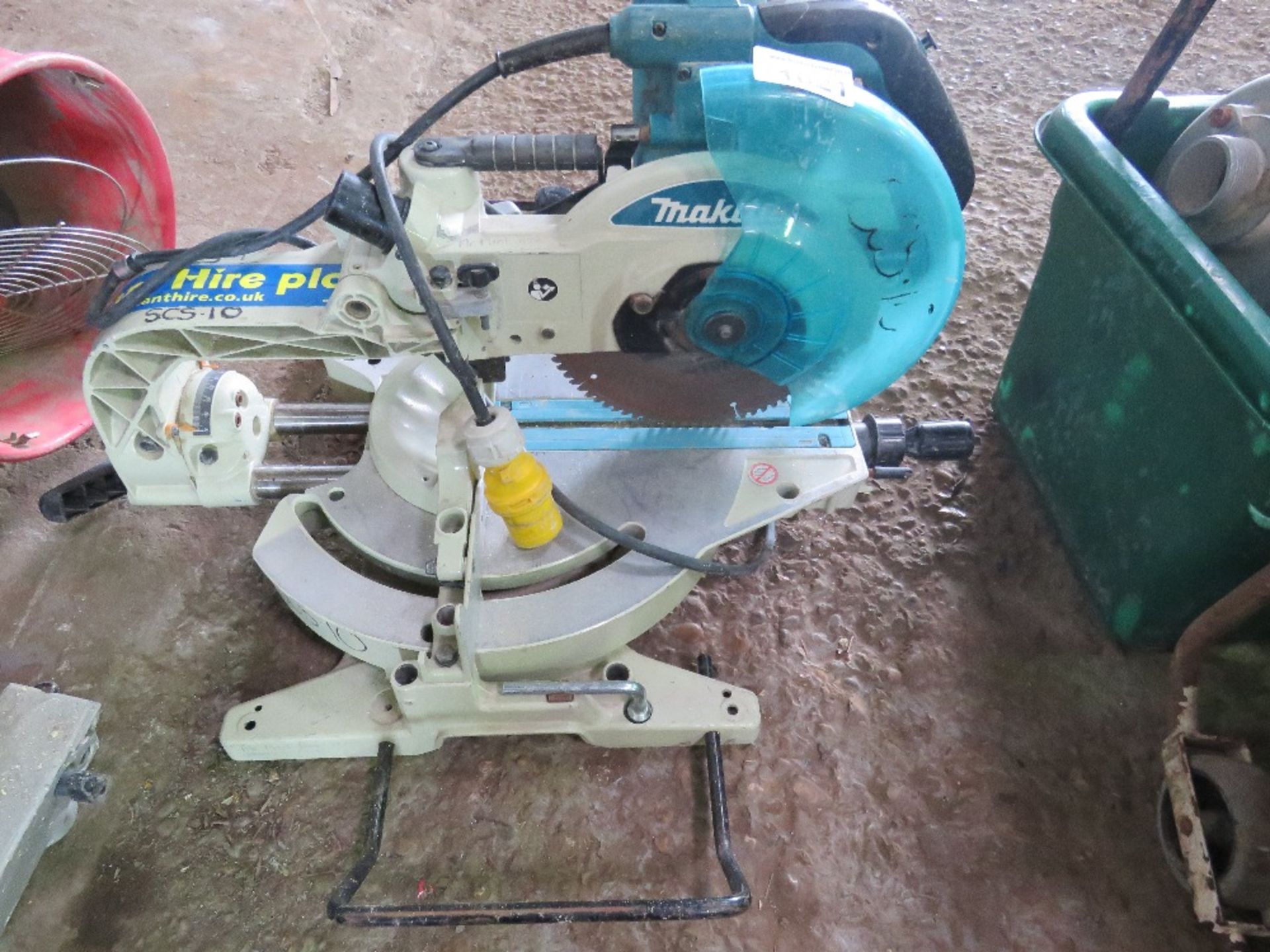 MAKITA 110VOLT CROSS CUT MITRE SAW. UNTESTED, CONDITION UNKNOWN.