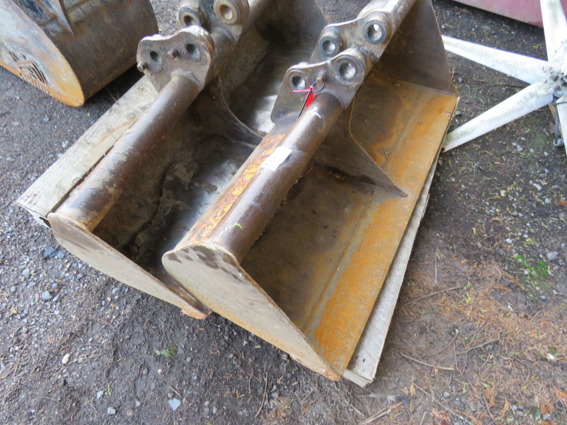 2 X 4FT GRADING EXCAVATOR BUCKETS ON 35MM PINS. - Image 2 of 3