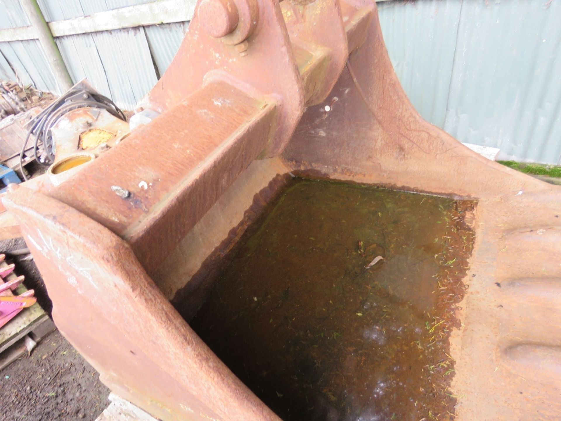 LARGE EXCAVATOR DIGGING BUCKET ON 80MM PINS, 5FT WIDTH APPROX. WAS PREVIOUSLY USED ON HITACHI ZX210.