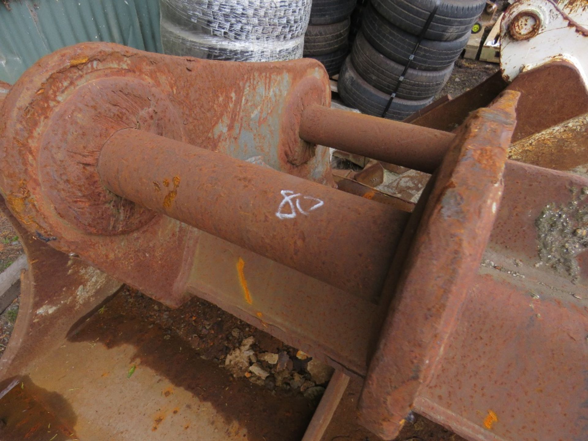 EXCAVATOR GRADING BUCKET, 2.1M WIDTH ON 80MM PINS.SOURCED FROM MAJOR UK ROADS CONTRACTOR. - Image 2 of 3