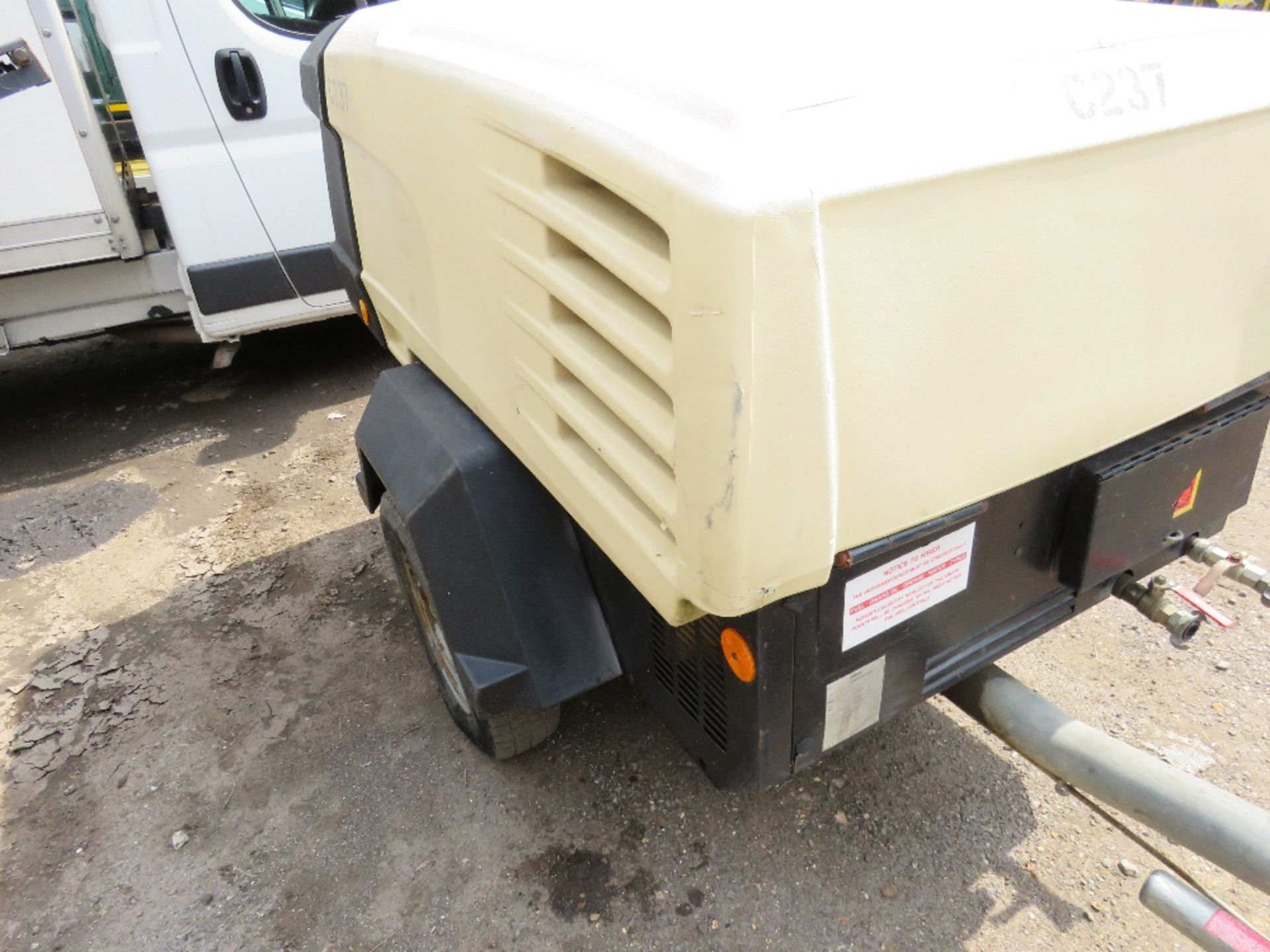 DOOSAN 741 TOWED COMPRESSOR, YEAR 2010. 1341 REC HOURS. SN:UN5741FXXAY426750. FROM LIMITED TESTING W - Image 2 of 8