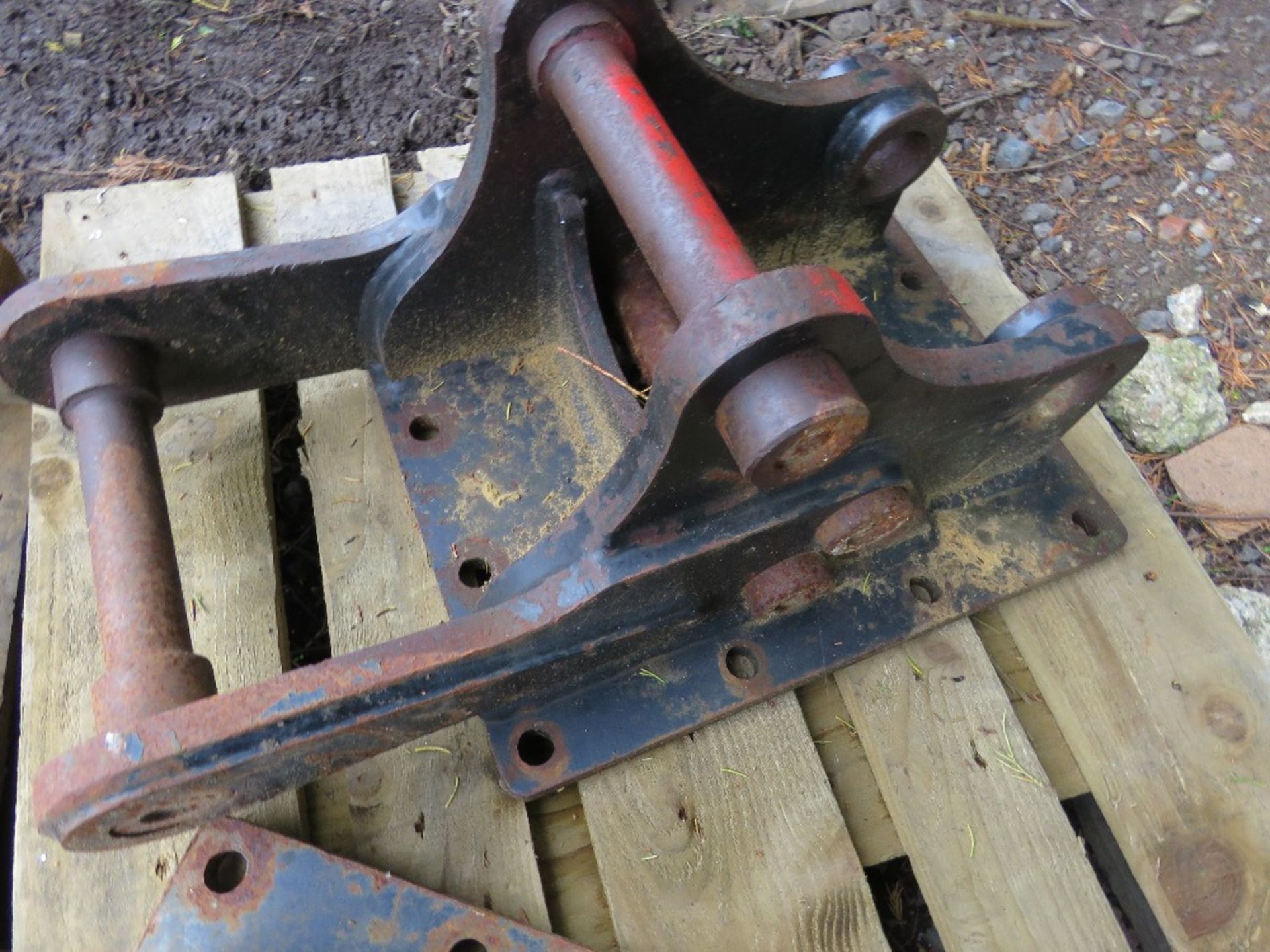 2 X EXCAVATOR BREAKER MOUNTING PLATES / HEADSTOCKS, 40MM PINS. SOURCED FROM MAJOR UK ROADS CONTRACTO - Image 2 of 3