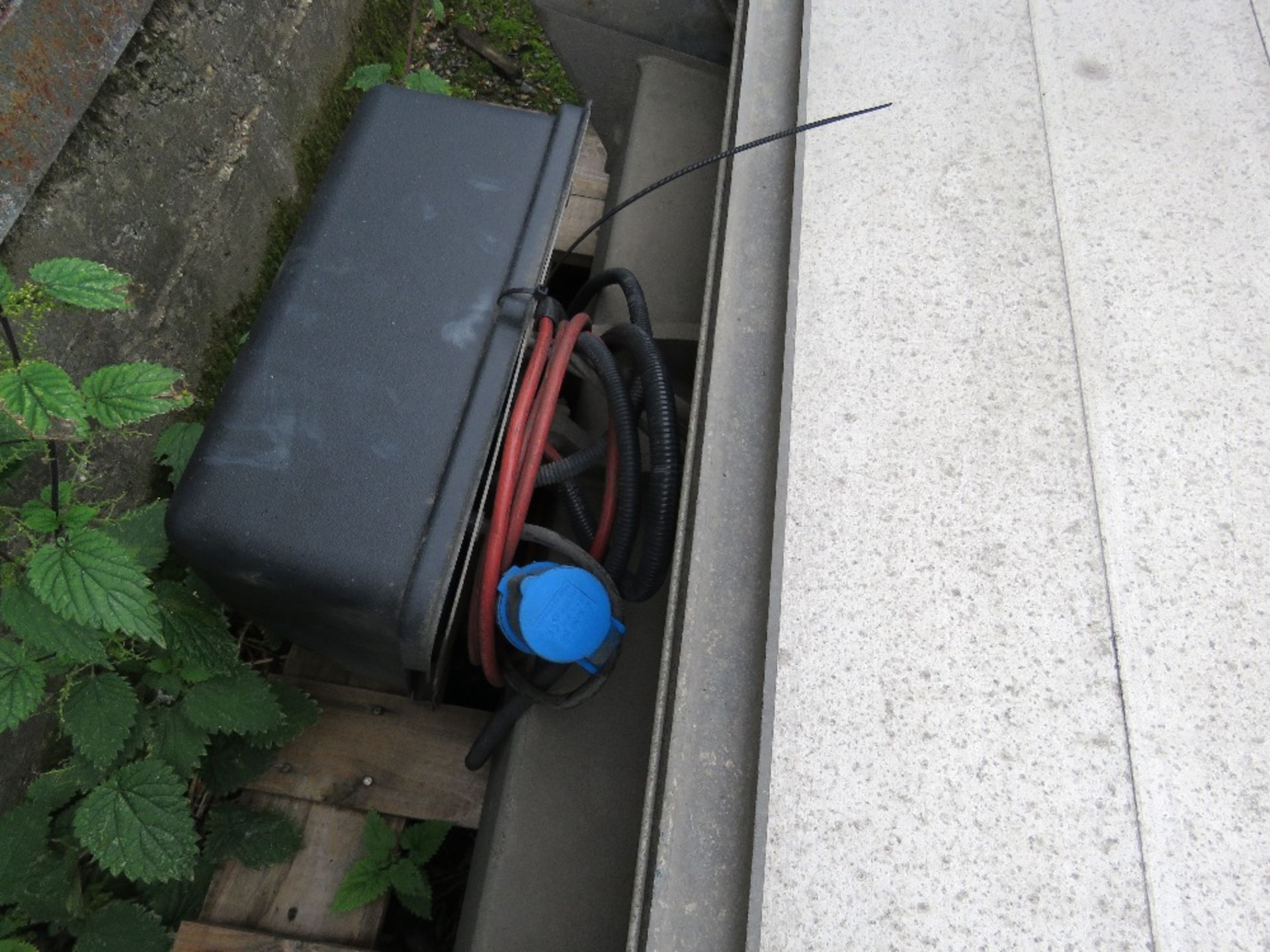 DEL UNDERSLUNG TAIL LIFT ASSEMBLY, RECENTLY REMOVED FROM 7.5TONNE LORRY. - Image 3 of 4