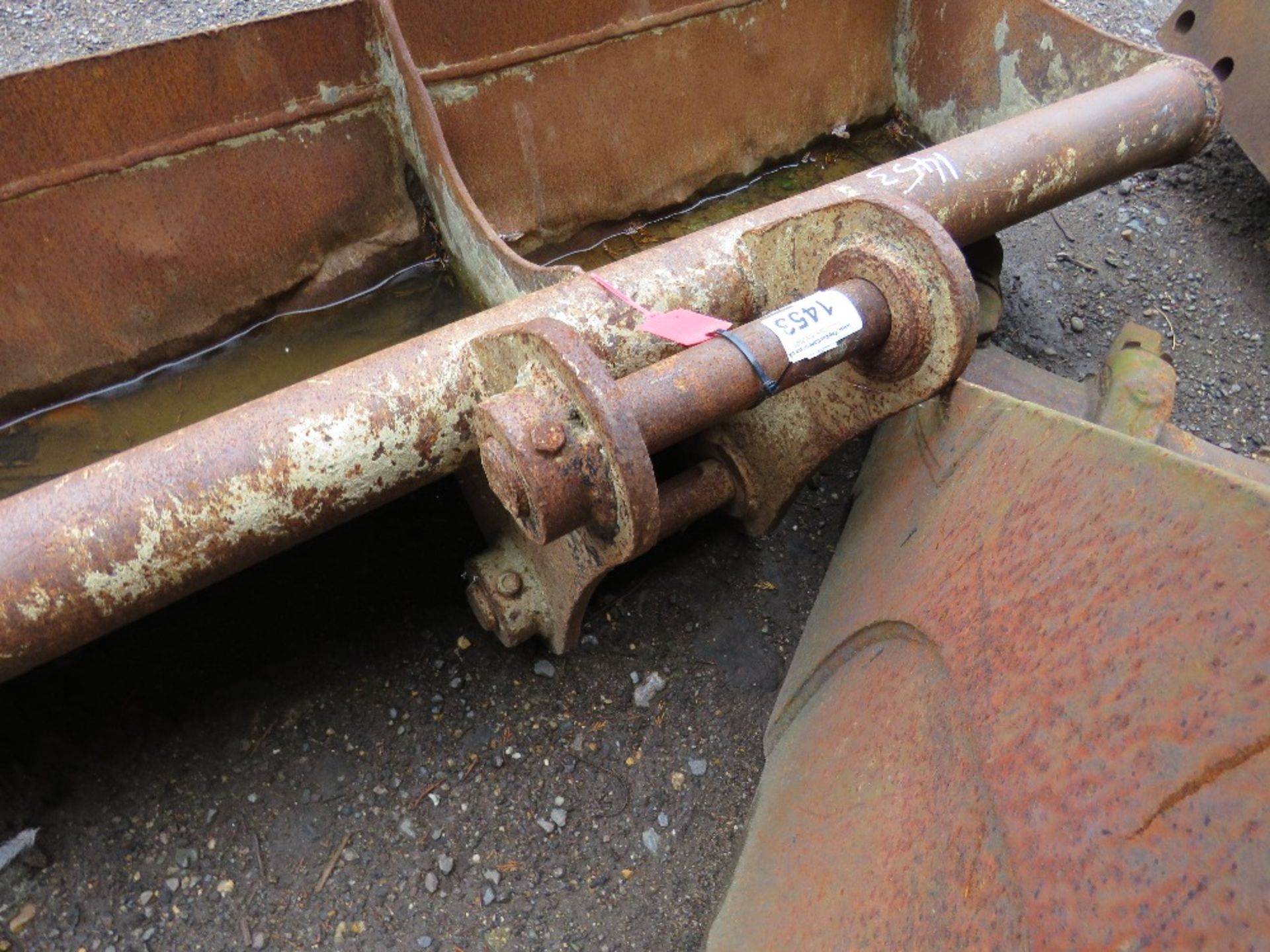 EXCAVATOR GRADING BUCKET ON 50MM PINS, 1.5M WIDE, NEEDS ATTENTION - Image 3 of 3