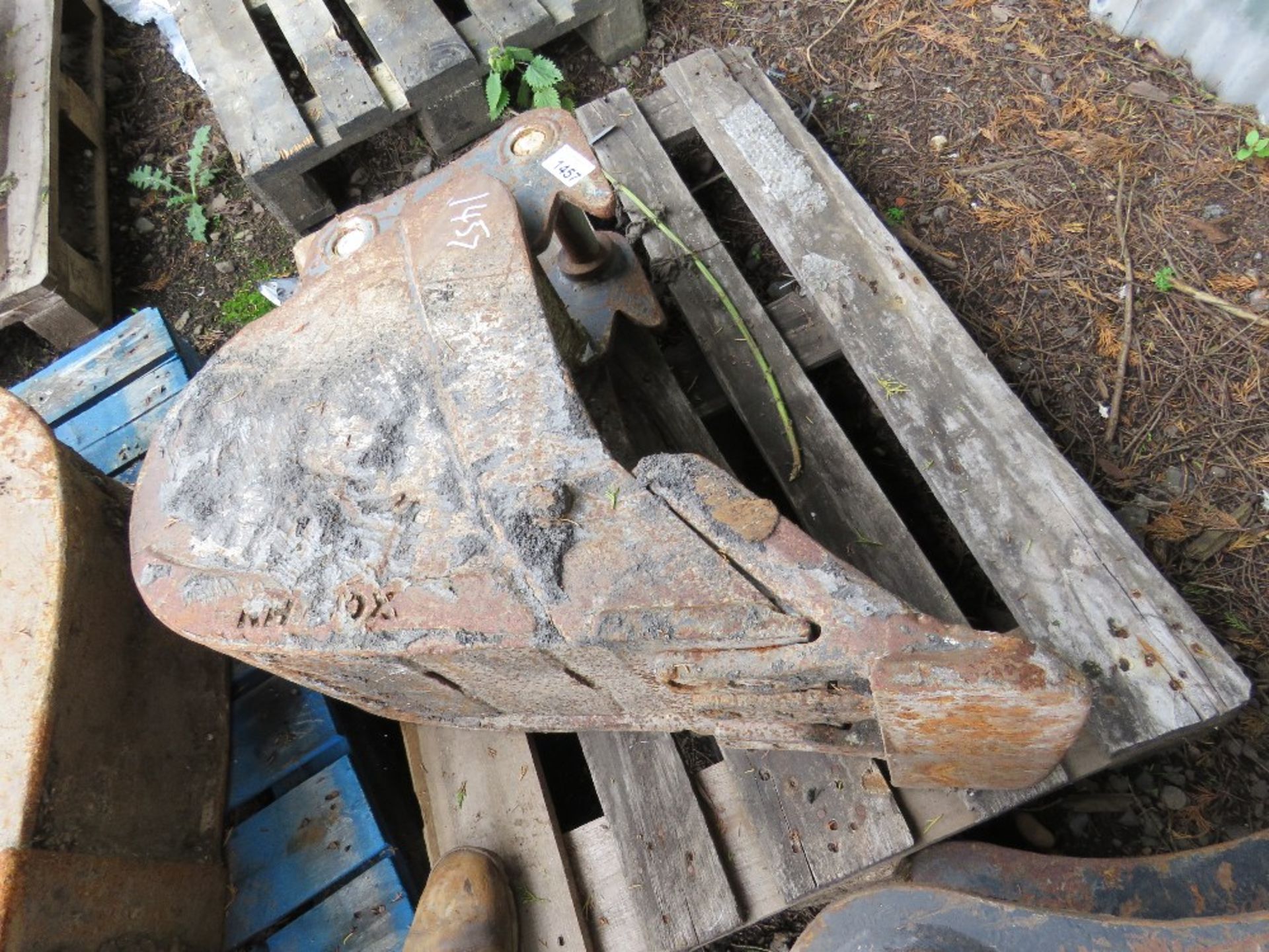 EXCAVATOR BUCKET 12" WIDE ON 45MM PINS.