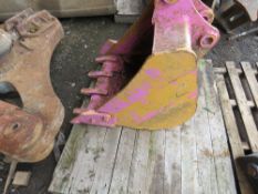 2FT WIDE EXCAVATOR BUCKET ON 40MM PINS, PINK.