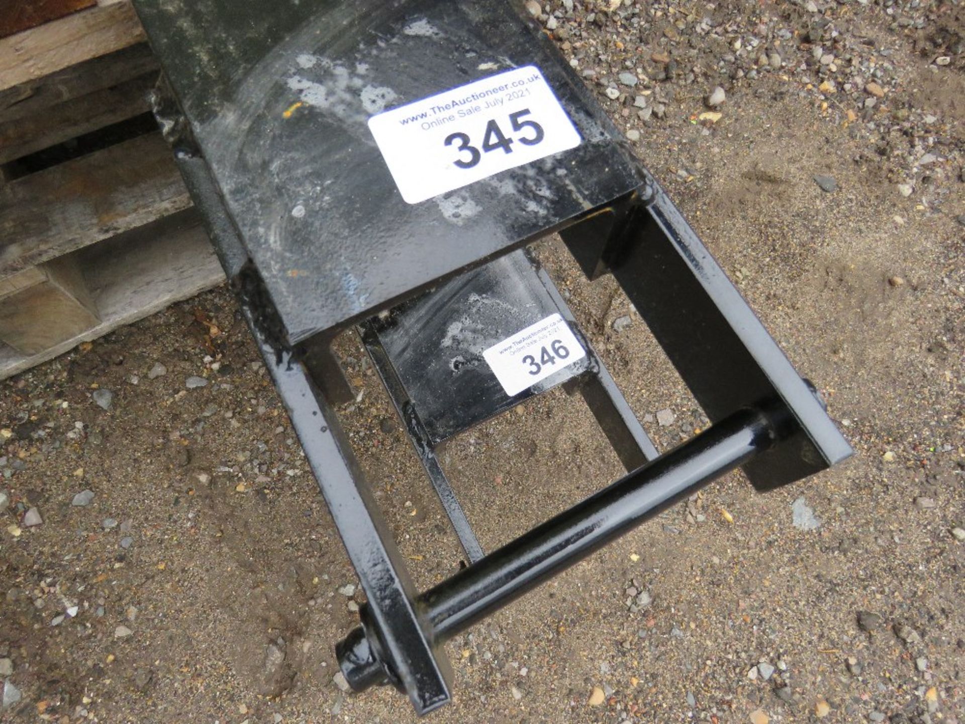 PAIR OF 6FT LENGTH FORKLIFT EXTENSION FORK TINES / SLEEVES. 5" WIDTH, WITH LOCKING PINS. - Image 2 of 2