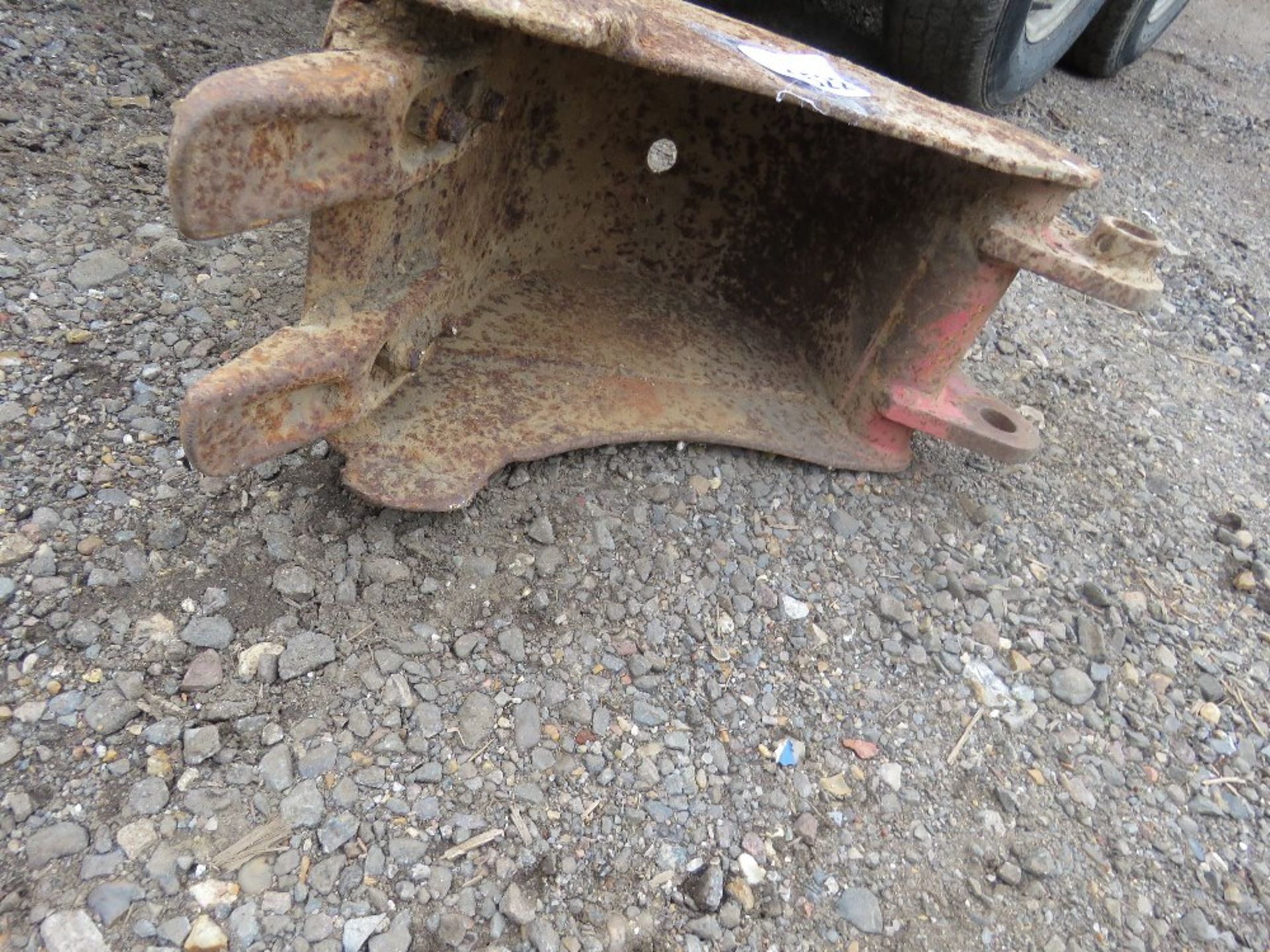 MINI EXCAVATOR BUCKET, 8" WIDTH ON 25MM PINS. - Image 2 of 2