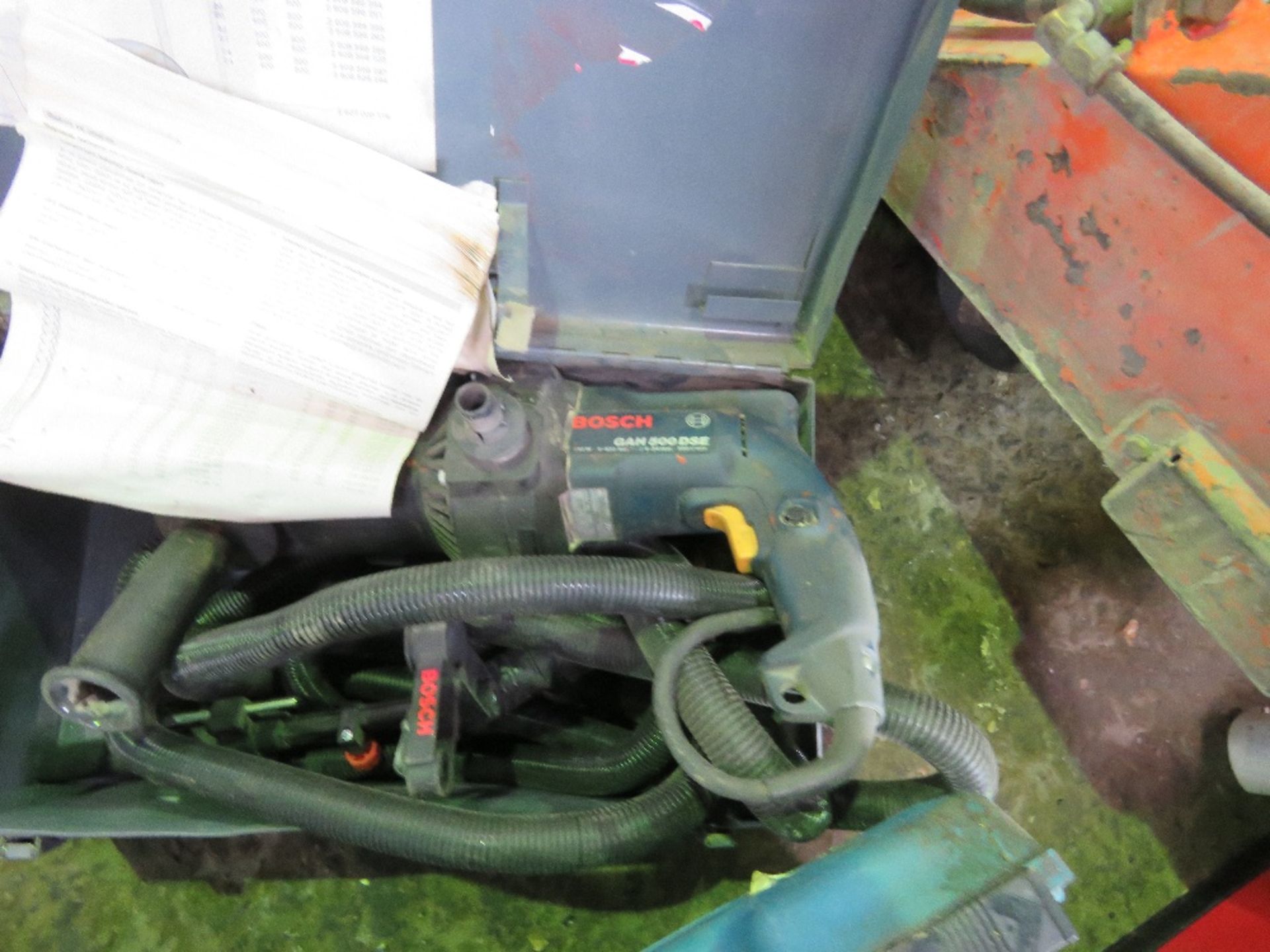 2 X DRILLS PLUS A HEAT GUN. UNTESTED, CONDITION UNKNOWN. - Image 2 of 3