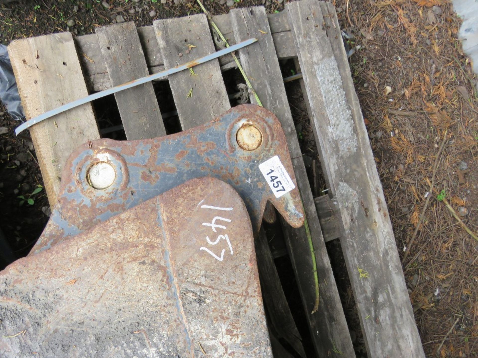 EXCAVATOR BUCKET 12" WIDE ON 45MM PINS. - Image 3 of 3