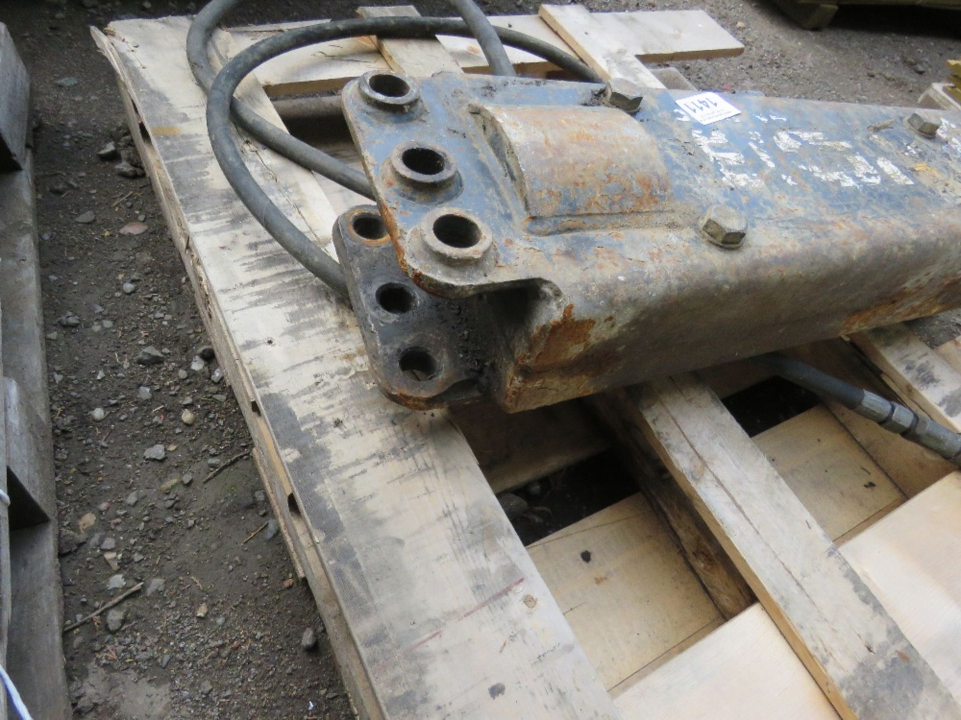 jcb hydraulic excavator breaker with 30mm pins for 3 tonne machine, working when removed from machin - Image 2 of 4