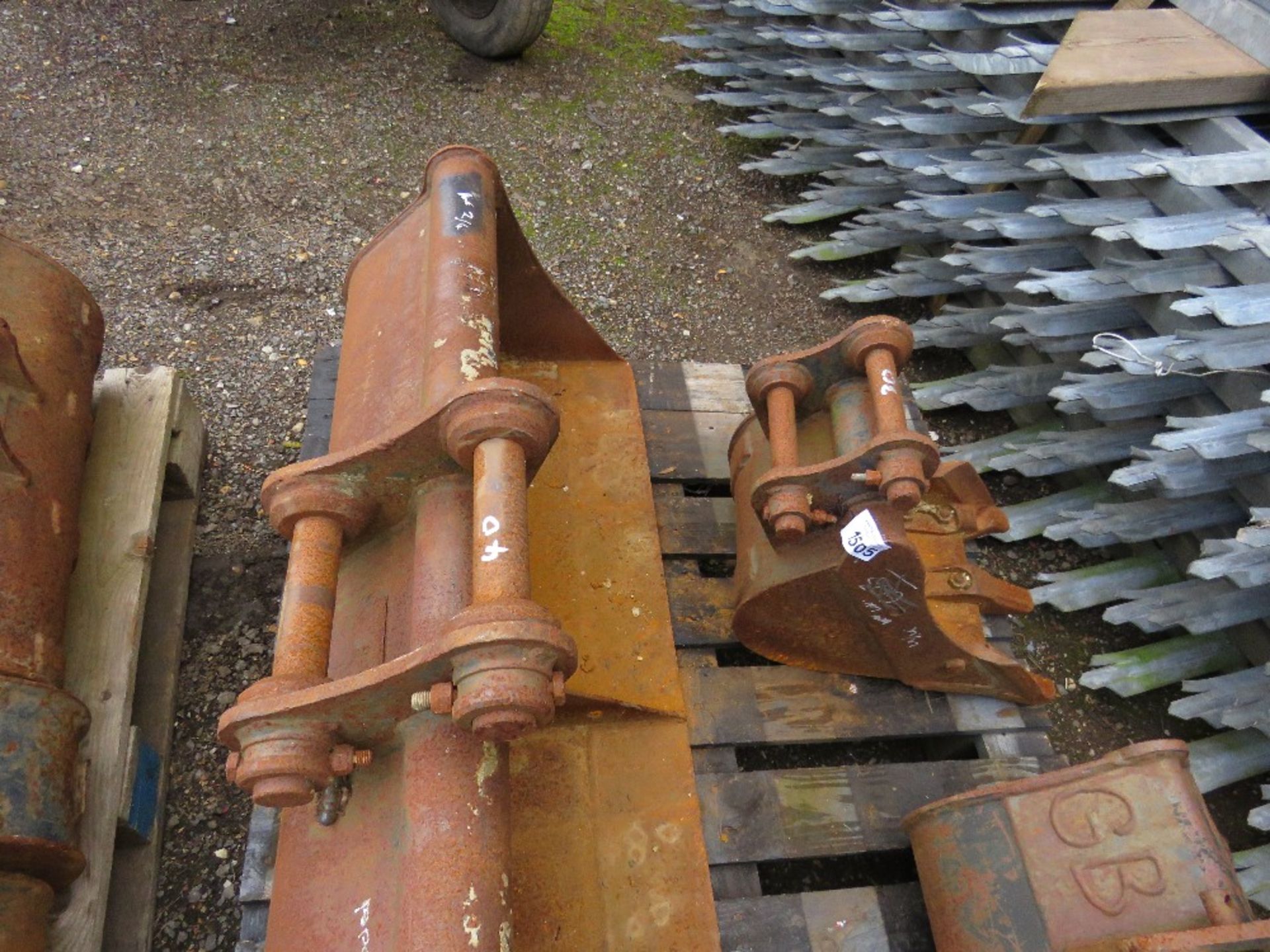 4FT EXCAVATOR GRADING BUCKET ON 40MM PINS. - Image 3 of 3