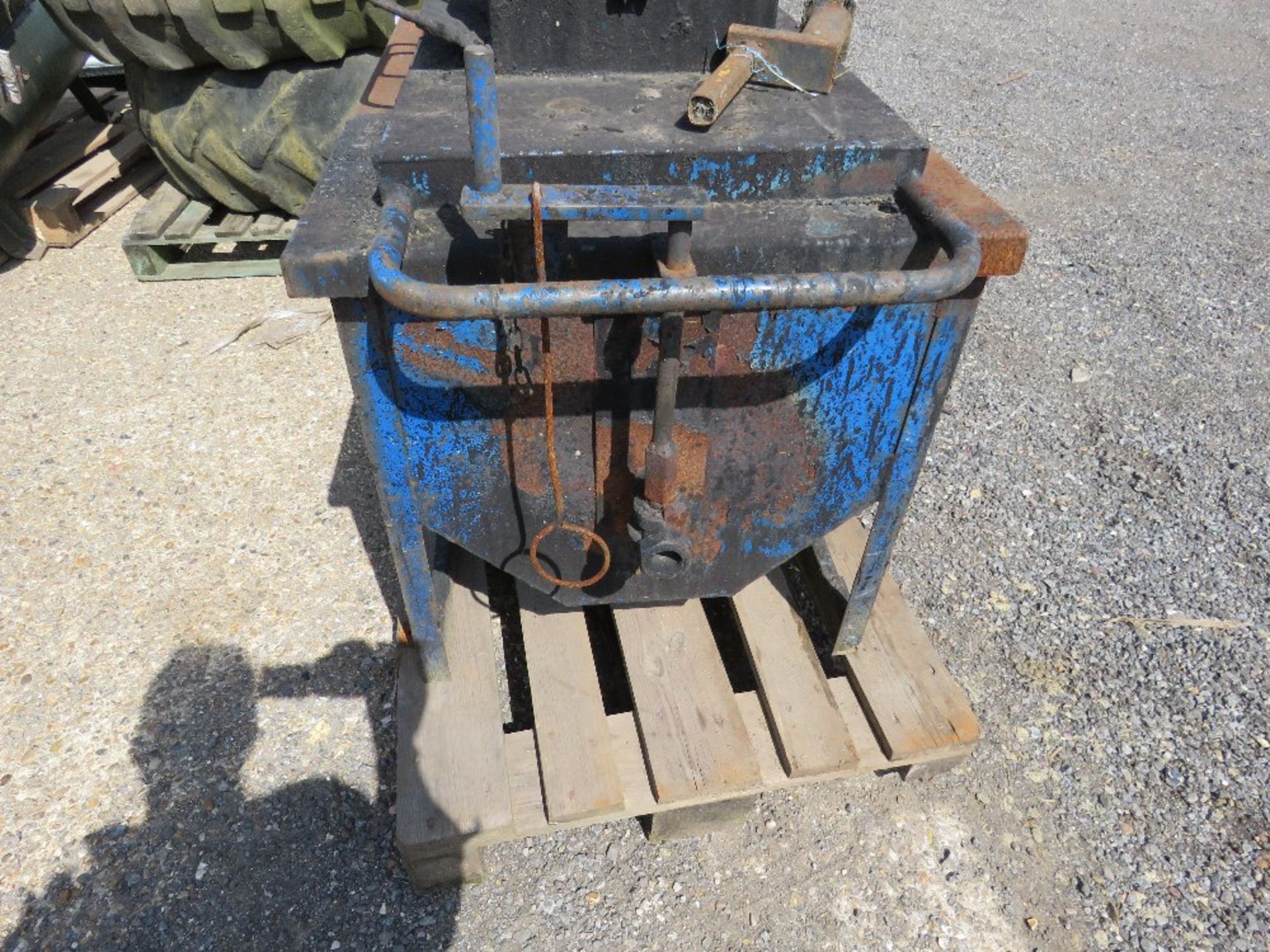 TAR BOILER/MELTING POT. NO VAT ON HAMMER PRICE. - Image 2 of 6