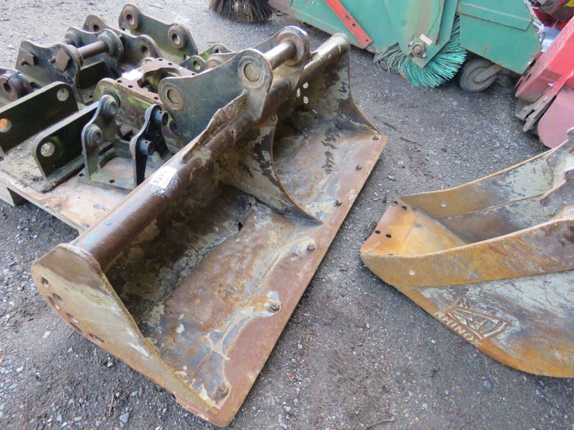 5FT GRADING EXCAVATOR BUCKET ON 50MM PINS, REQUIRES REPAIRS.