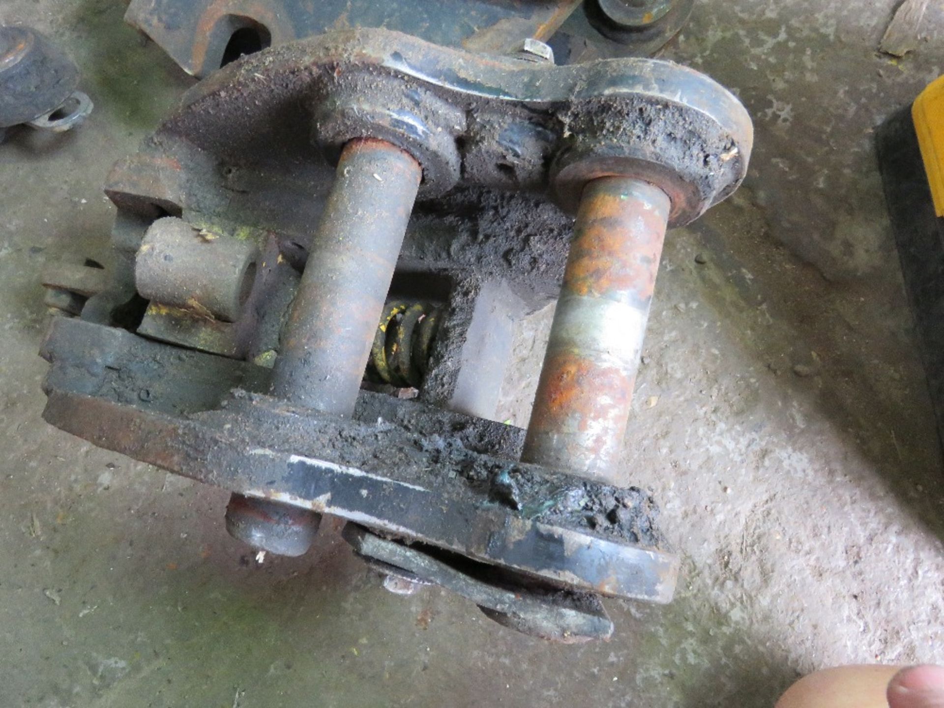 MANUAL EXCAVATOR QUICK HITCH ON 30MM PINS, UNTESTED. - Image 3 of 3