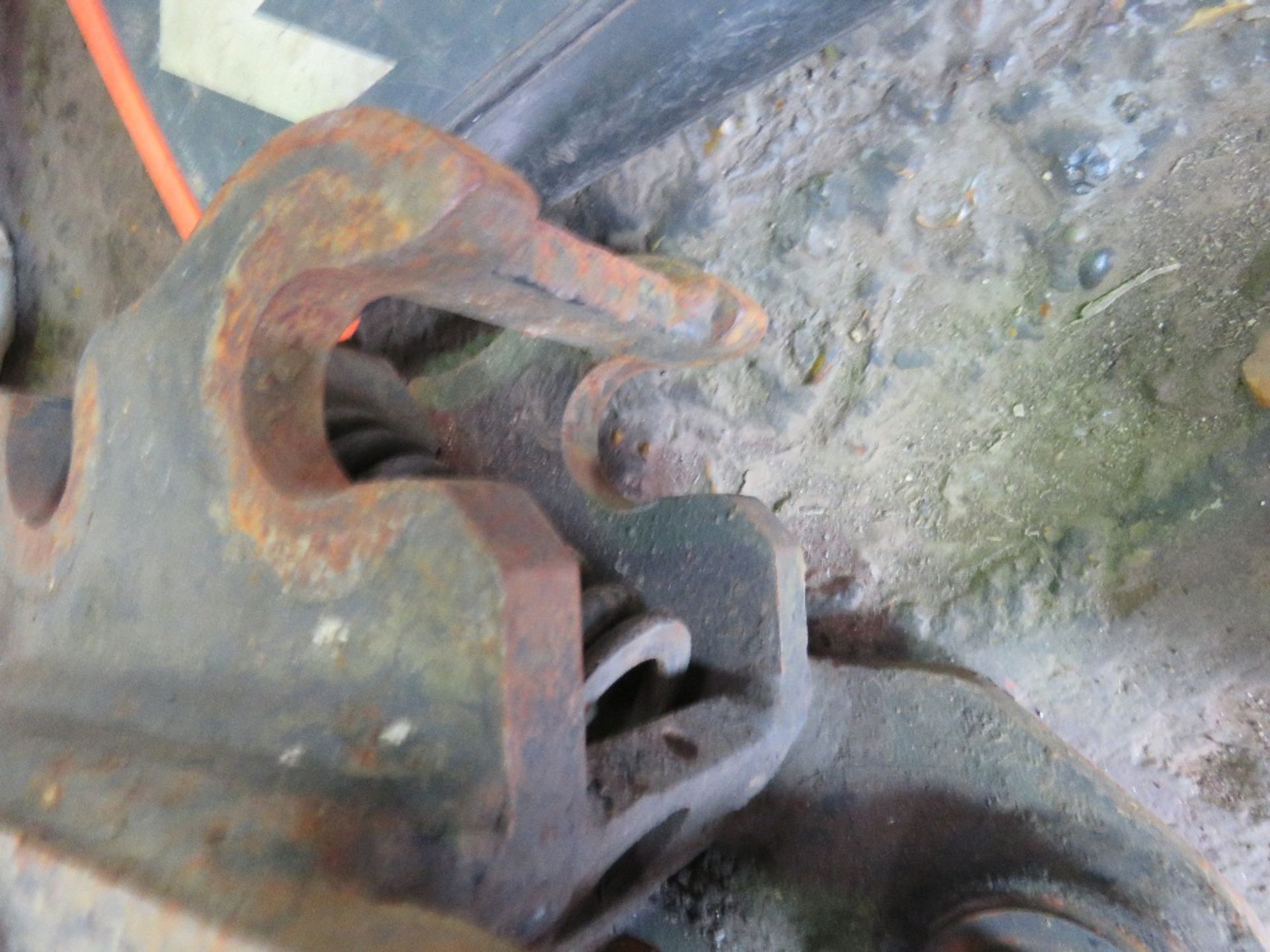 MANUAL EXCAVATOR QUICK HITCH ON 30MM PINS, UNTESTED. - Image 2 of 3