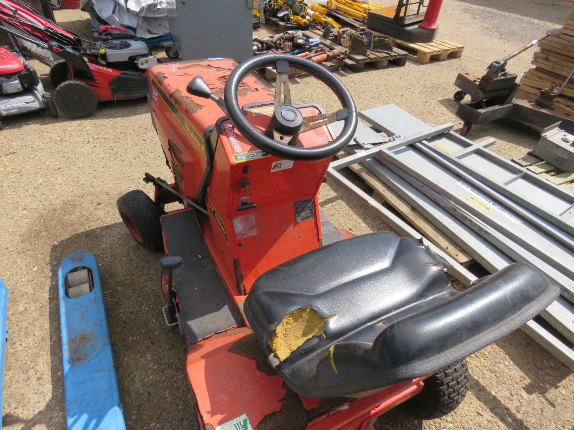 WESTWOOD S800 PETROL ENGINED RIDE ON MOWER. UNTESTED, CONDITION UNKNOWN. - Image 3 of 5