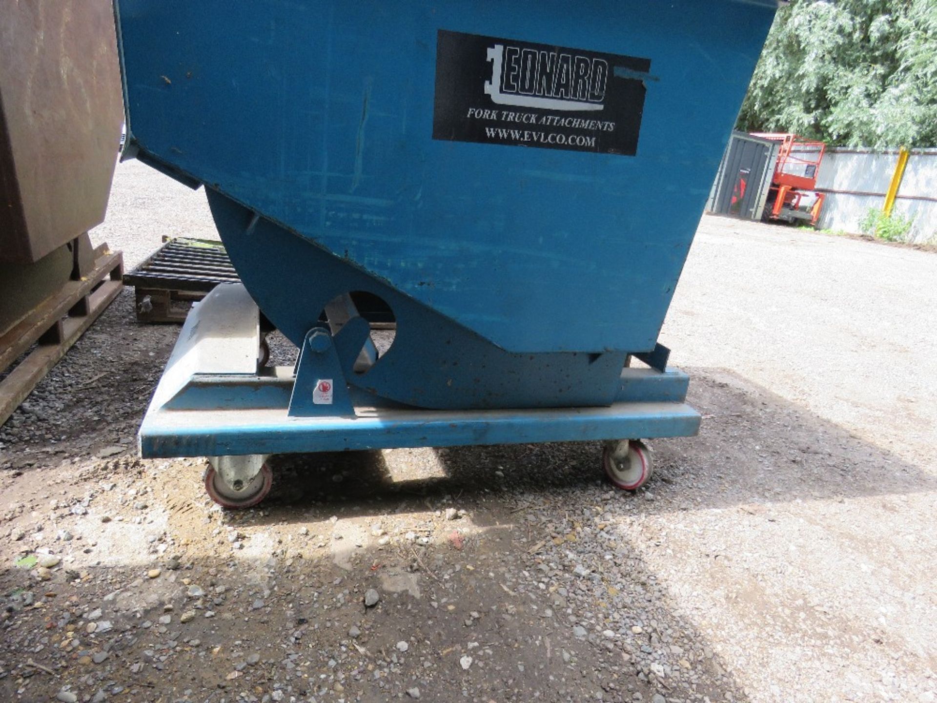 BLUE TIPPING SKIP ON WHEELS. - Image 4 of 4