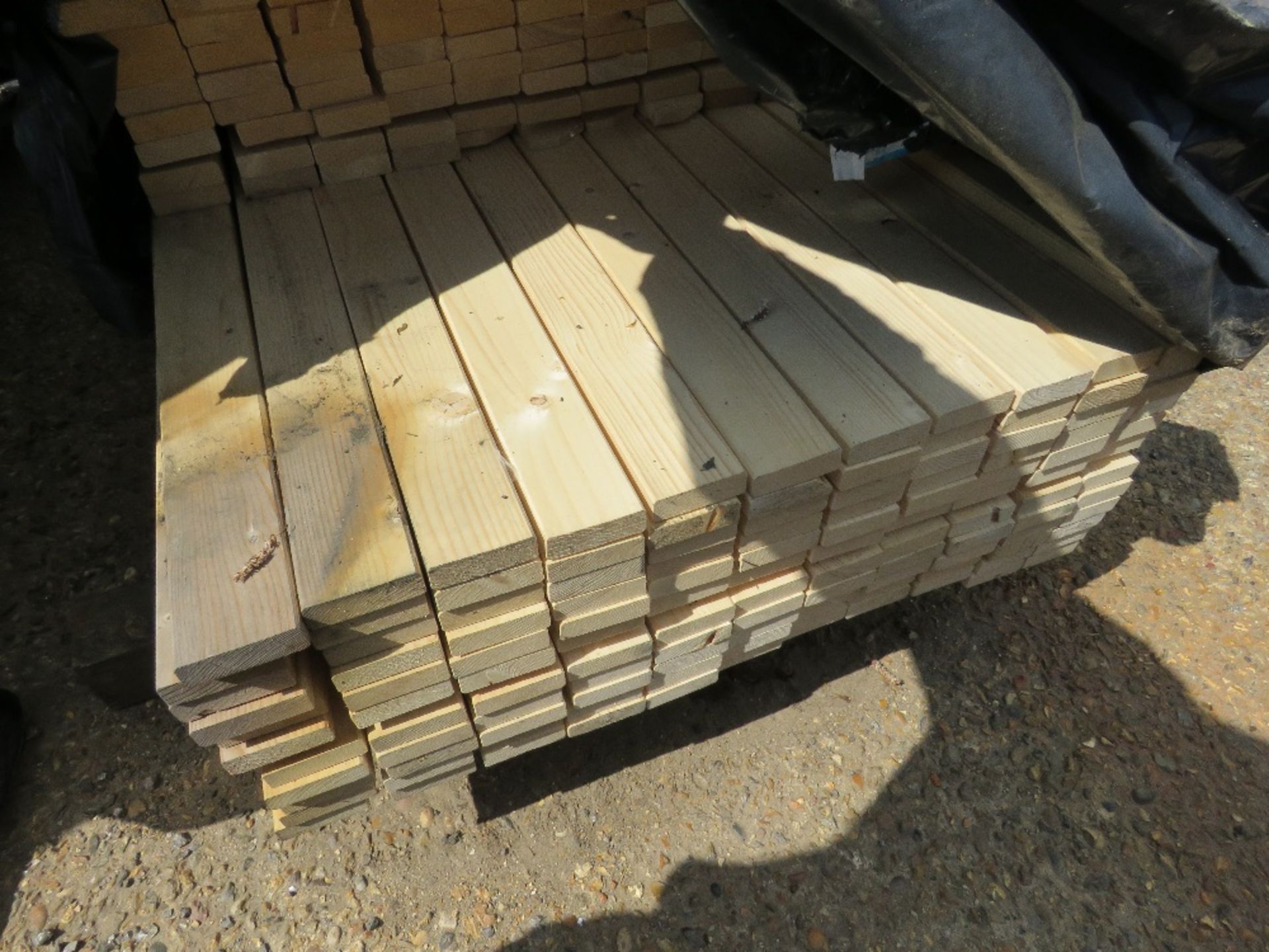 PACK OF ASSORTED LENGTH 20MM X 70MM TIMBER SLATS, UNTREATED. 1.6-2.3M LENGTH APPROX. - Image 2 of 3