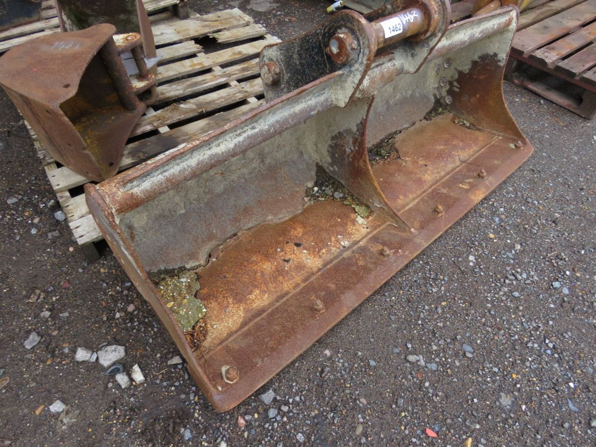 EXCAVATOR GRADING BUCKET ON 60MM PINS, 1.5M WIDE, NEEDS ATTENTION