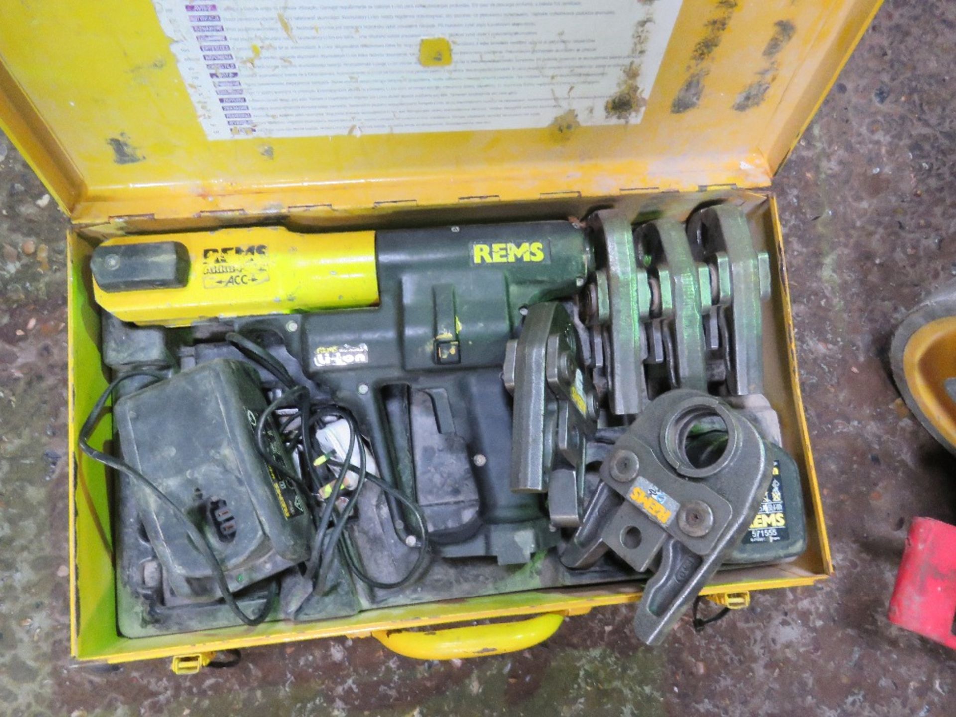 REMS BATTERY POWERED CABLE CRIMPING TOOL WITH 5 X ASSORTED HEADS. UNTESTED, CONDITION UNKNOWN.