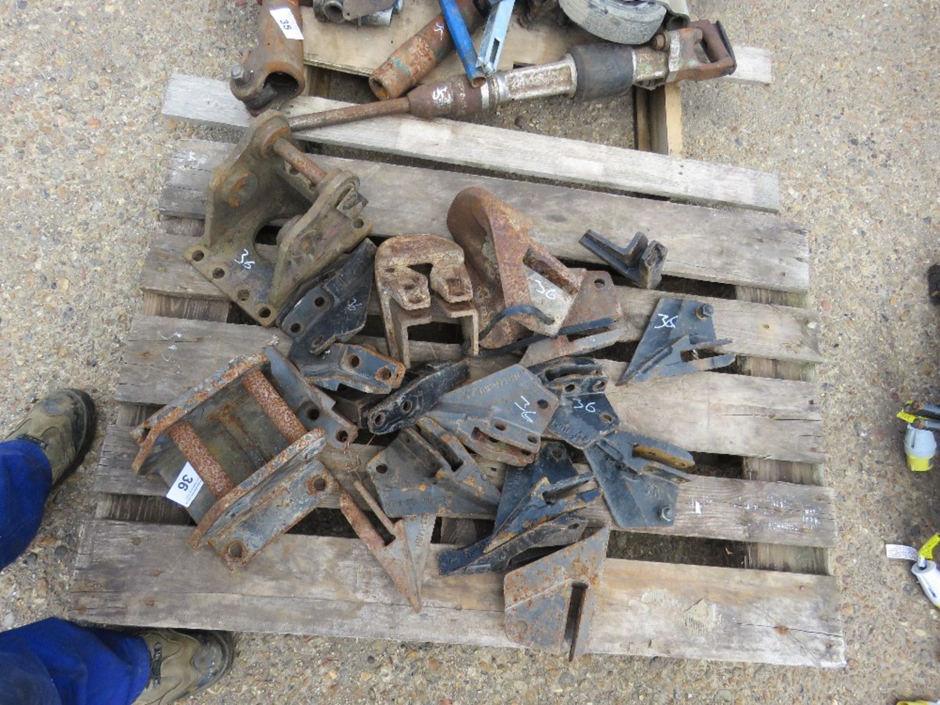 PALLET OF BUCKET TEETH AND 2 X SMALL BREAKER HEADSTOCKS. - Image 2 of 2