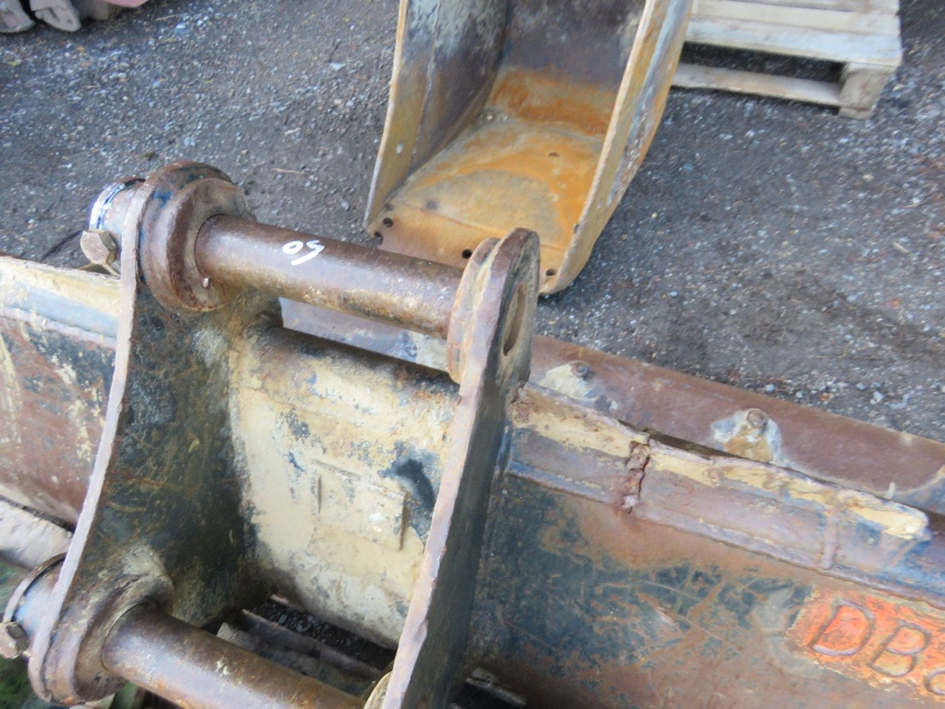 5FT GRADING EXCAVATOR BUCKET ON 50MM PINS, REQUIRES REPAIRS. - Image 3 of 3