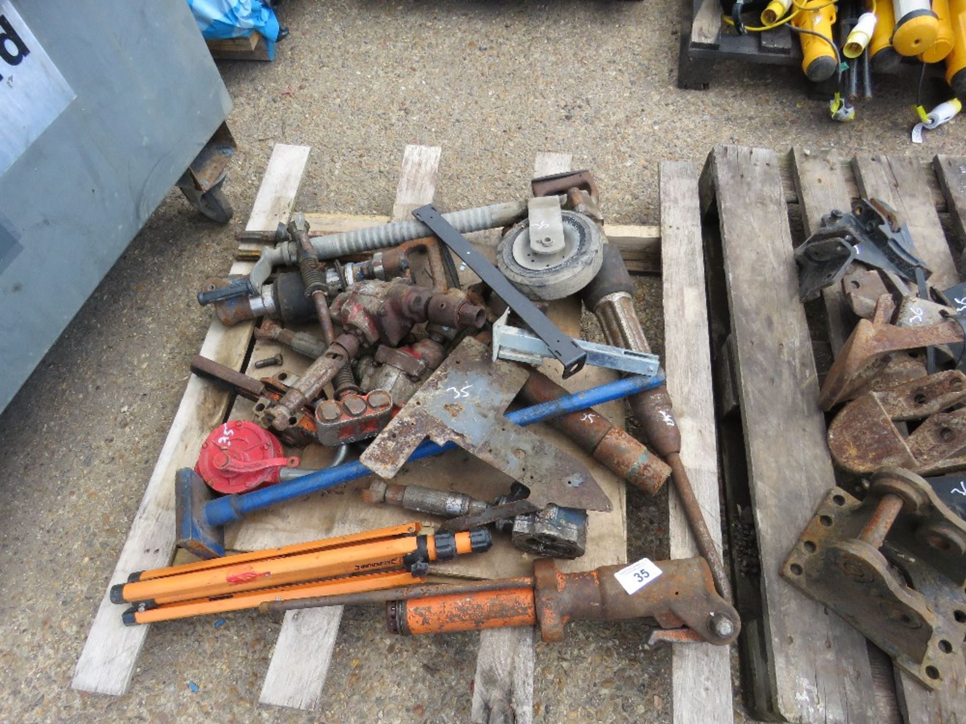 PALLET OF ASSORTED AIR TOOLS AND SUNDRIES.