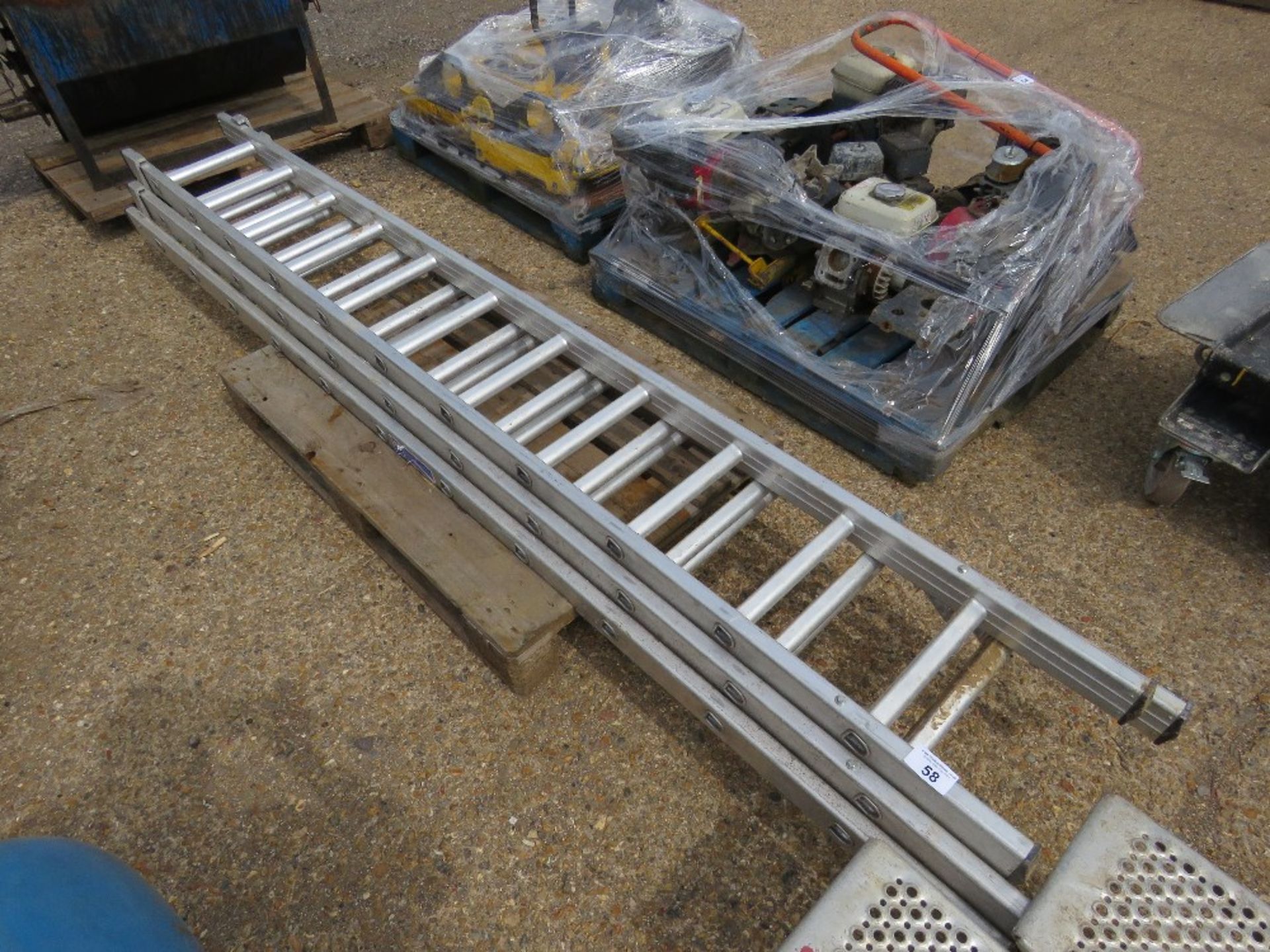 10FT CLOSED LENGTH TRIPLE LADDER. - Image 2 of 2