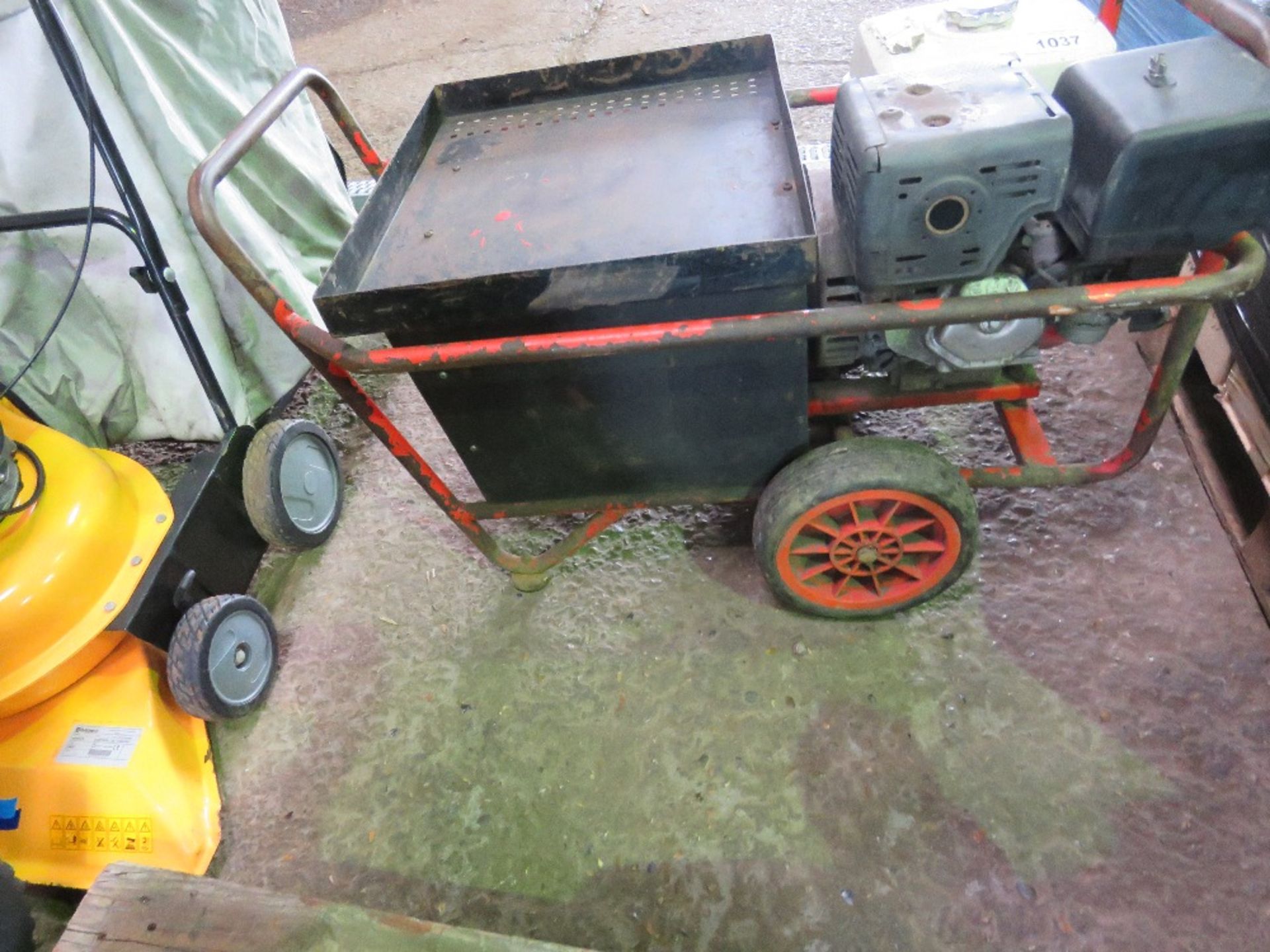 HONDA ENGINED WELDER GENERATOR. WHNE TESTED WAS SEEN TO RUN, OUTPUT UNTESTED. - Image 2 of 4