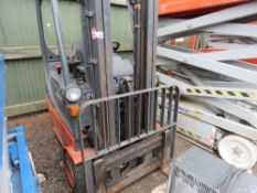 LINDE E20P BATTERY 4 WHEEL FORKLIFT. WHEN TESTED WAS SEEN TO LIFT AND LOWER BUT NOT DRIVING. UNIT HA