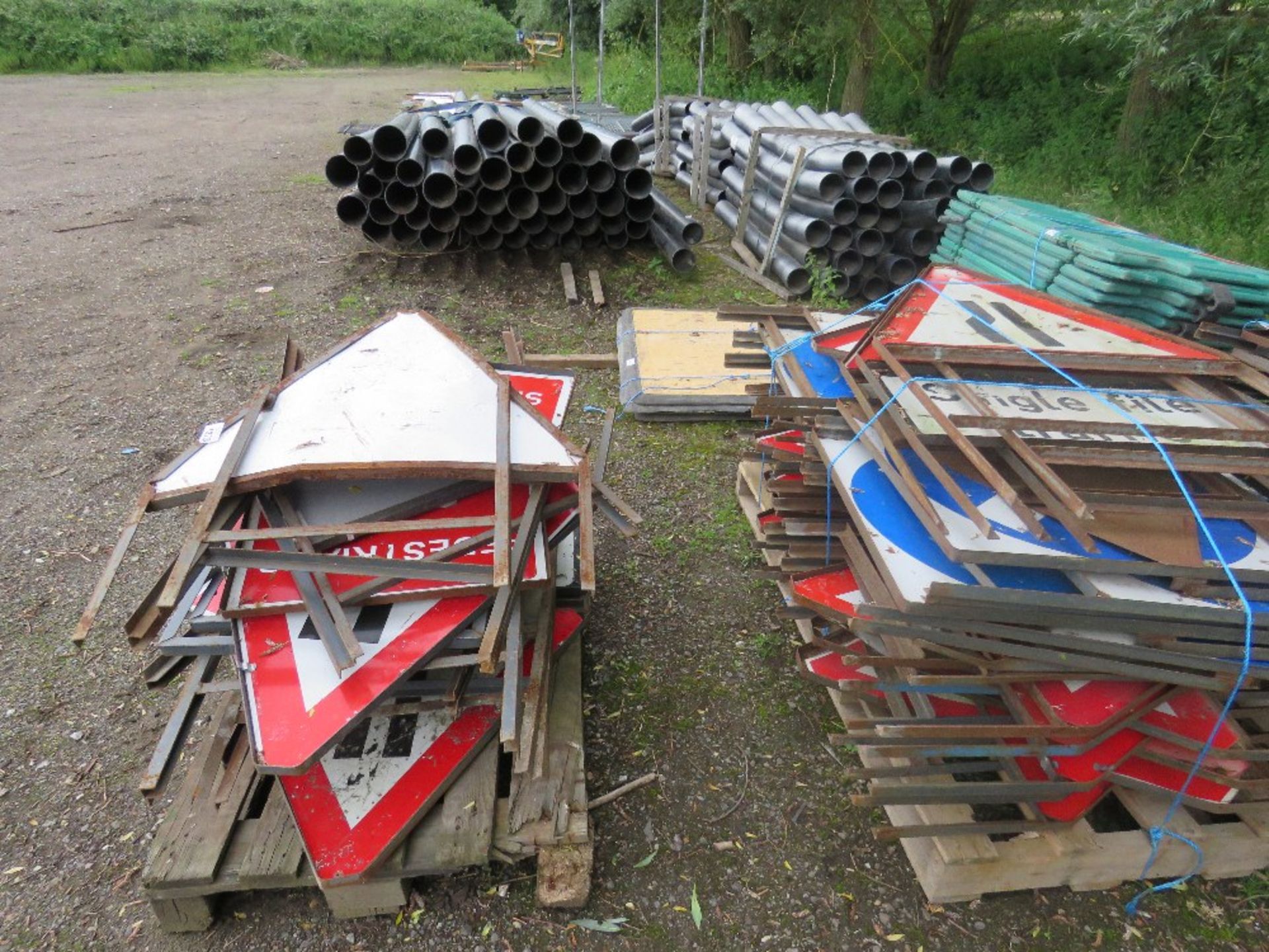 3 X PALLETS OF ASSORTED METAL ROAD SIGNS. - Image 3 of 4