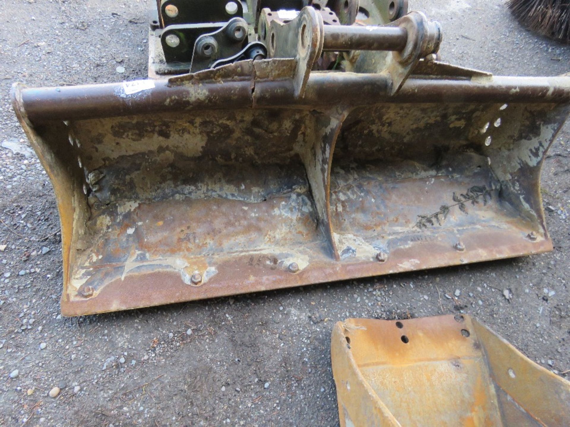 5FT GRADING EXCAVATOR BUCKET ON 50MM PINS, REQUIRES REPAIRS. - Image 2 of 3