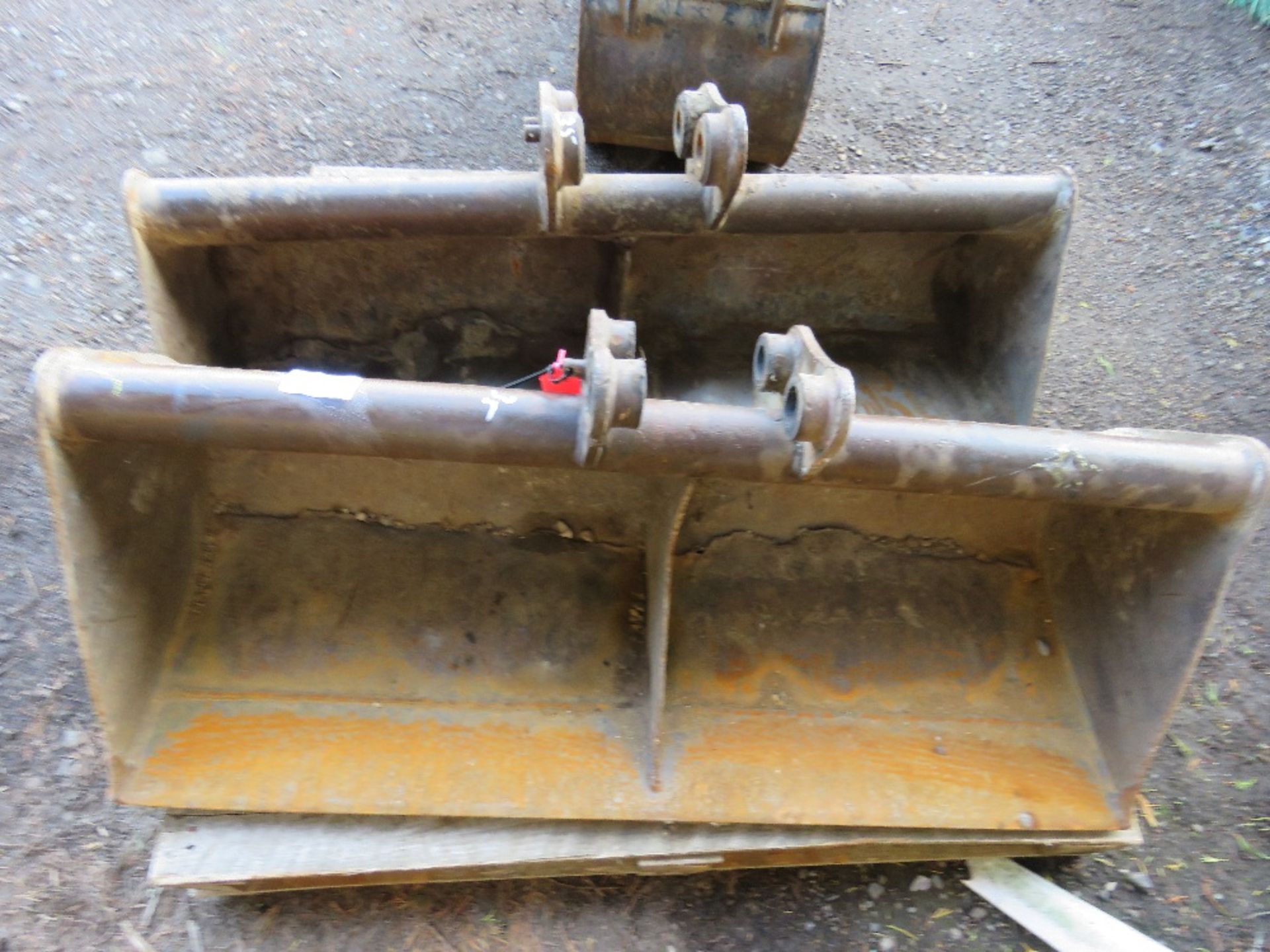 2 X 4FT GRADING EXCAVATOR BUCKETS ON 35MM PINS. - Image 3 of 3