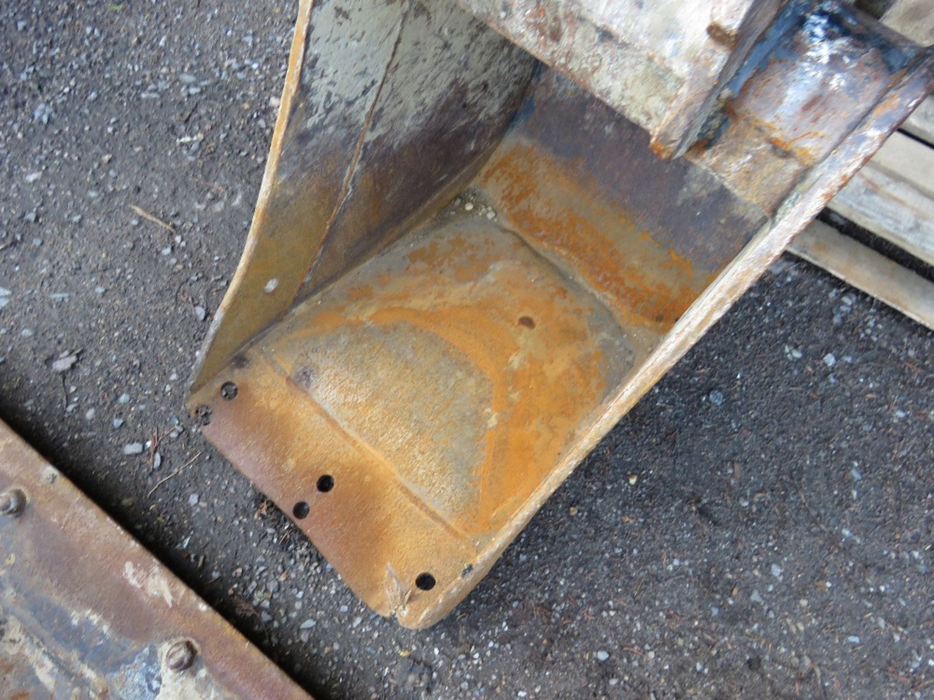 RHINOX 18" DIGGING BUCKET ON 60MM PINS, FOR REPAIR. - Image 2 of 3