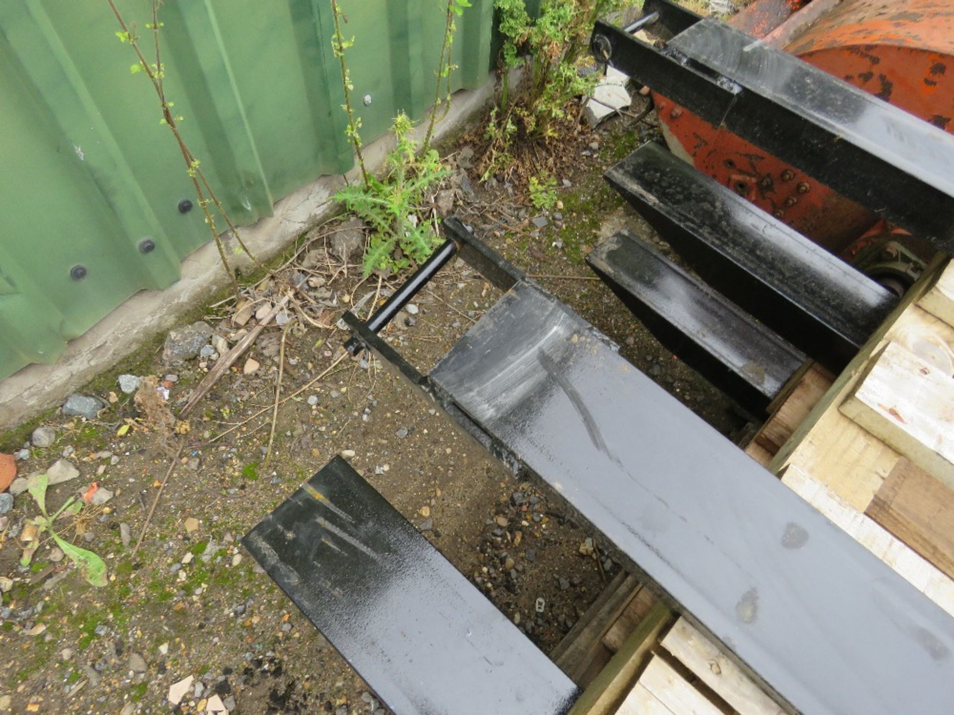 PAIR OF 6FT LENGTH FORKLIFT EXTENSION FORK TINES / SLEEVES. 5" WIDTH, WITH LOCKING PINS. - Image 2 of 2