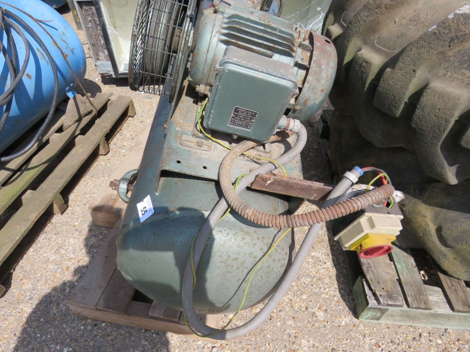GREEN COLOURED 240VOLT WORKSHOP COMPRESSOR. SOURCED FROM SITE CLEARANCE, UNTESTED, CONDITION UNKNOW - Image 2 of 4