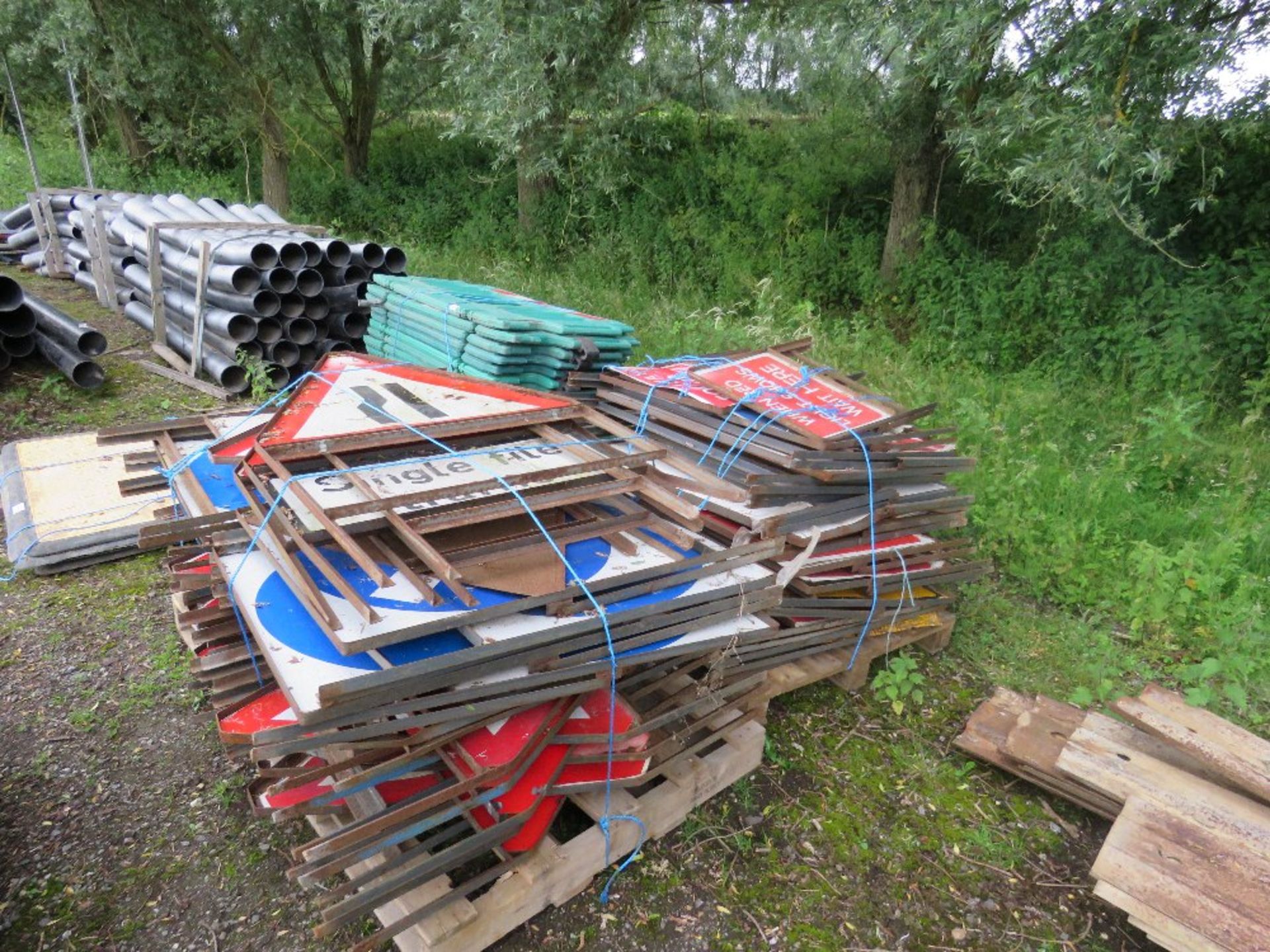 3 X PALLETS OF ASSORTED METAL ROAD SIGNS. - Image 2 of 4