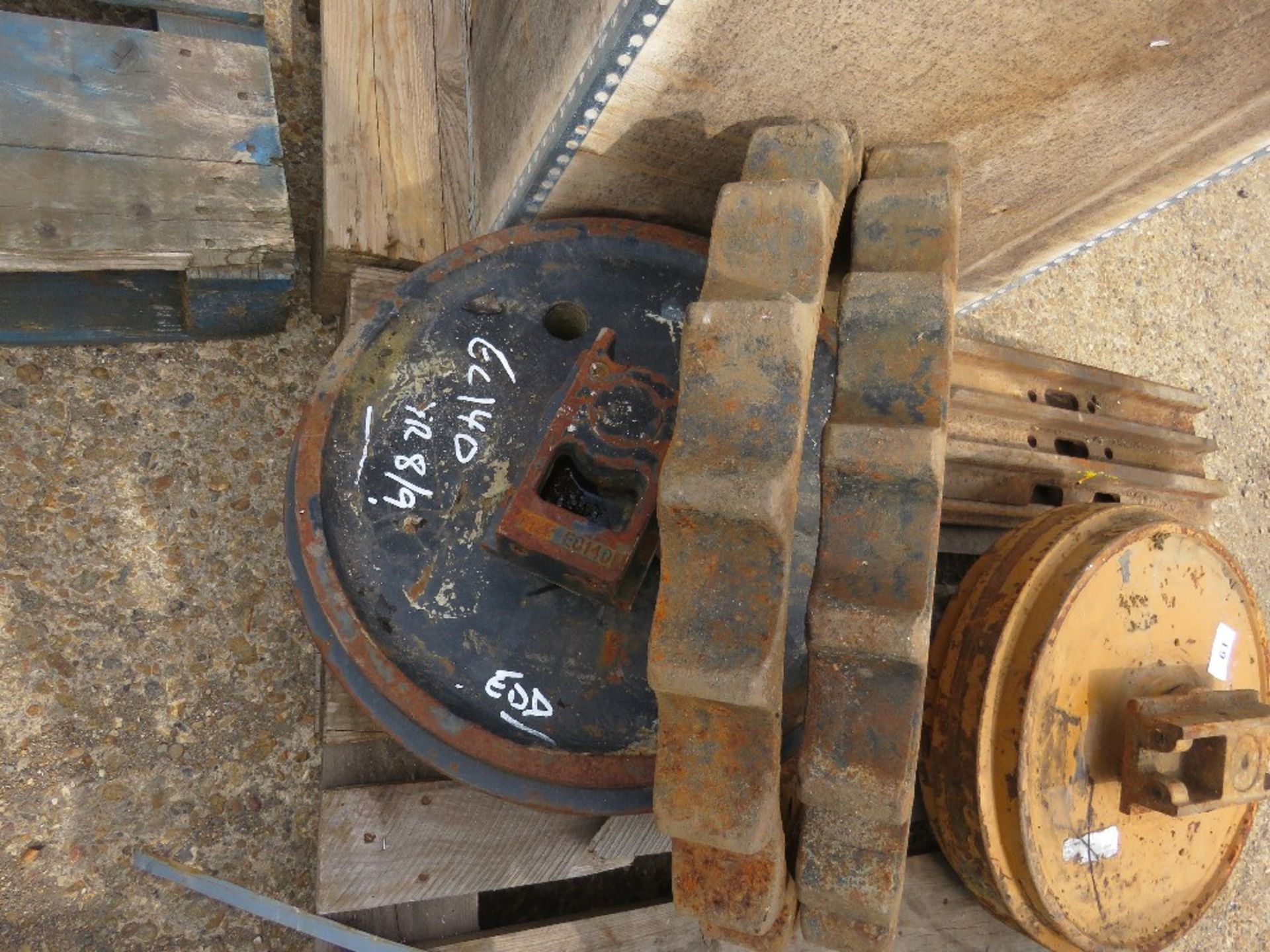 2 X ROLLERS AND 2 X SPROCKETS FOR VOLVO EC140, PLUS 2 X 20TONNE EXCAVATOR TRACK PLATES. - Image 3 of 3