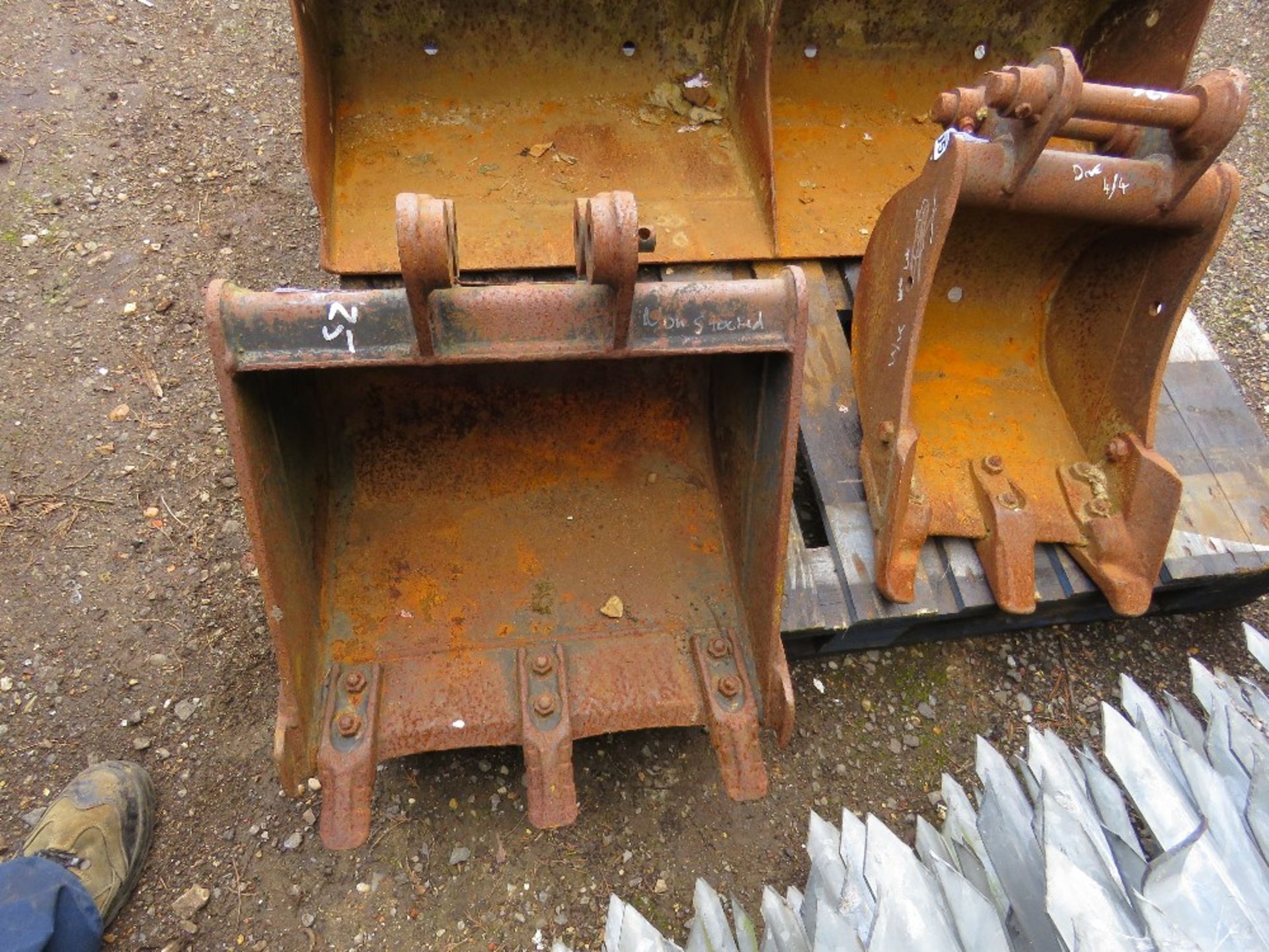 GRADING BUCKET ON 25MM PINS. - Image 2 of 2