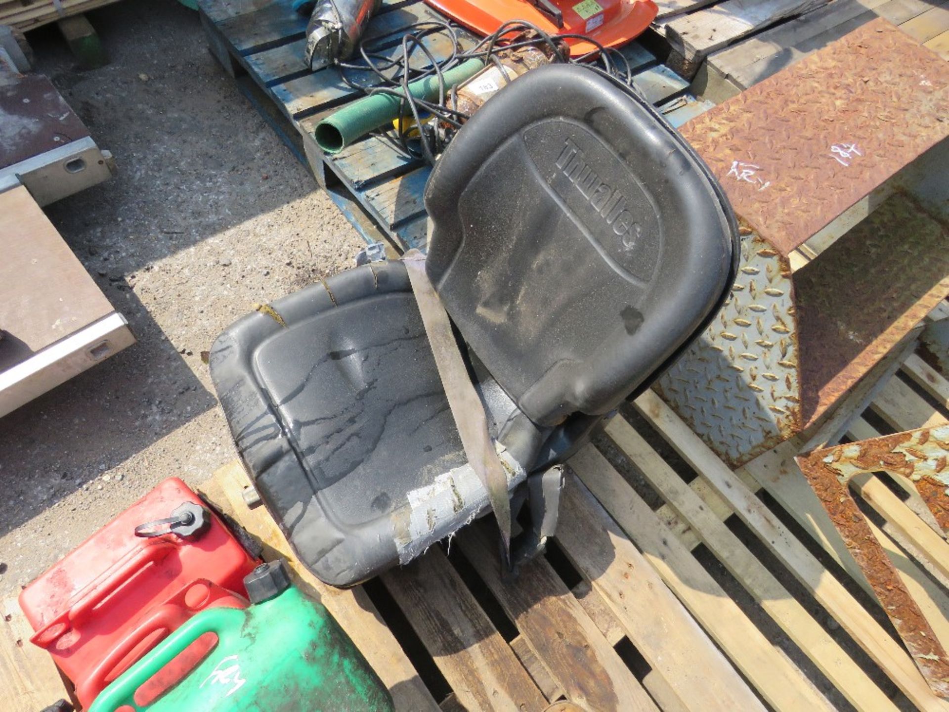 MACHINE SEAT PLUS FUEL CANS. - Image 4 of 5