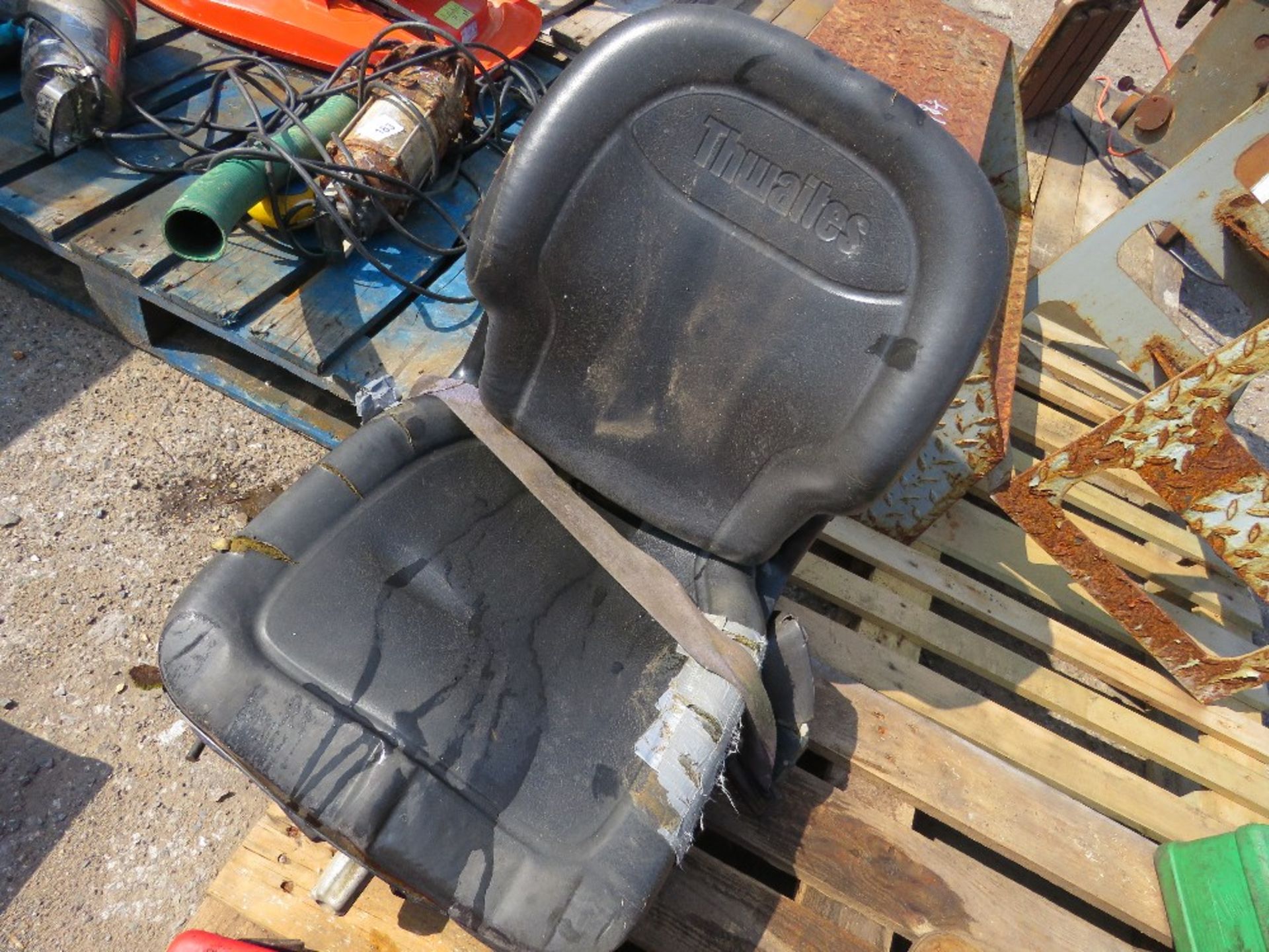 MACHINE SEAT PLUS FUEL CANS. - Image 5 of 5
