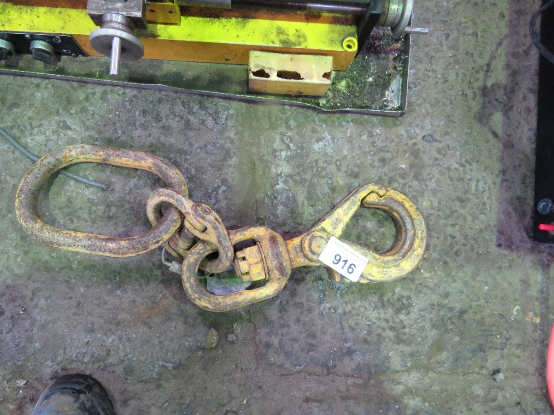 HEAVY DUTY LOCKING DROP CHAIN.